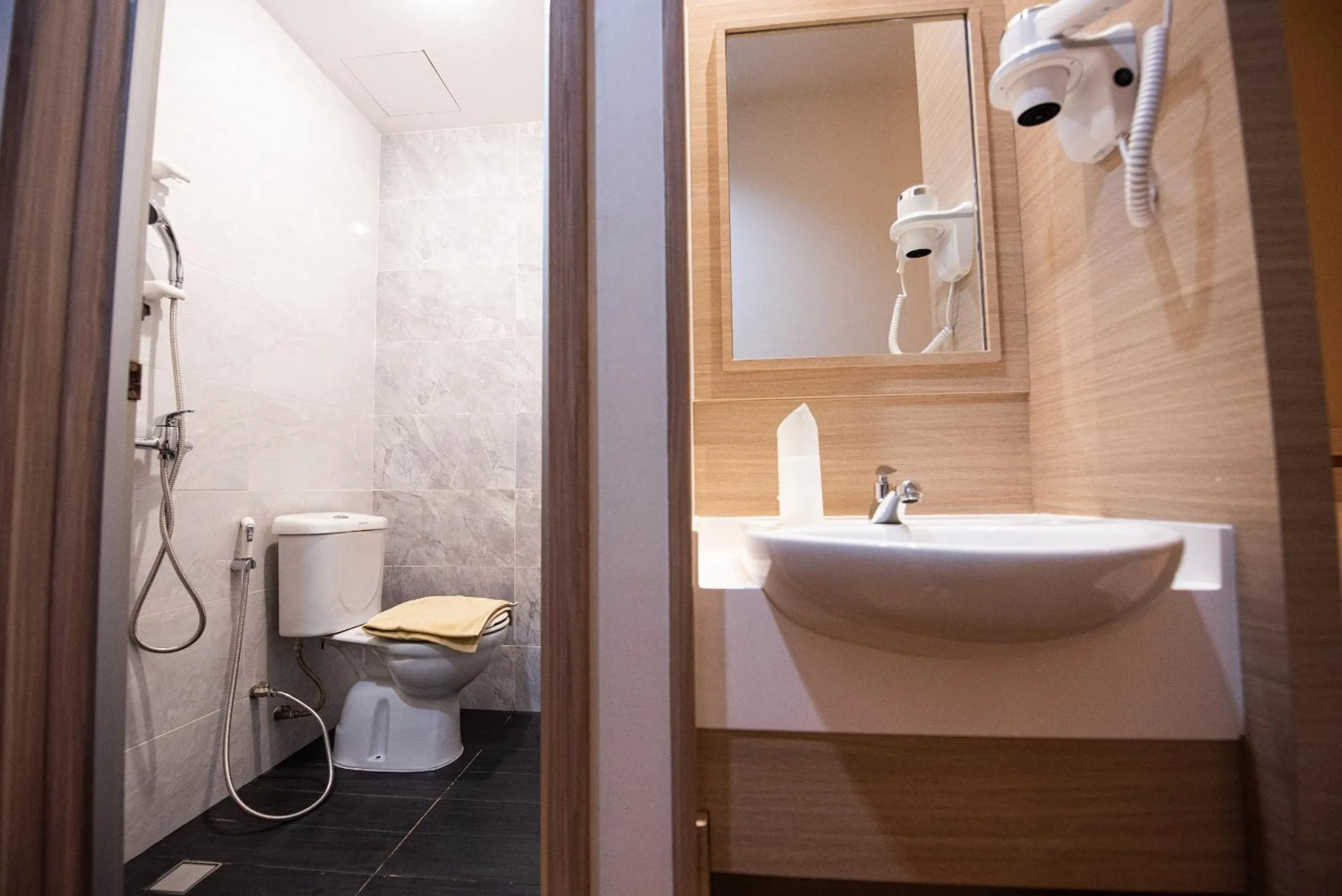 Bathroom in Lovina Inn Penuin