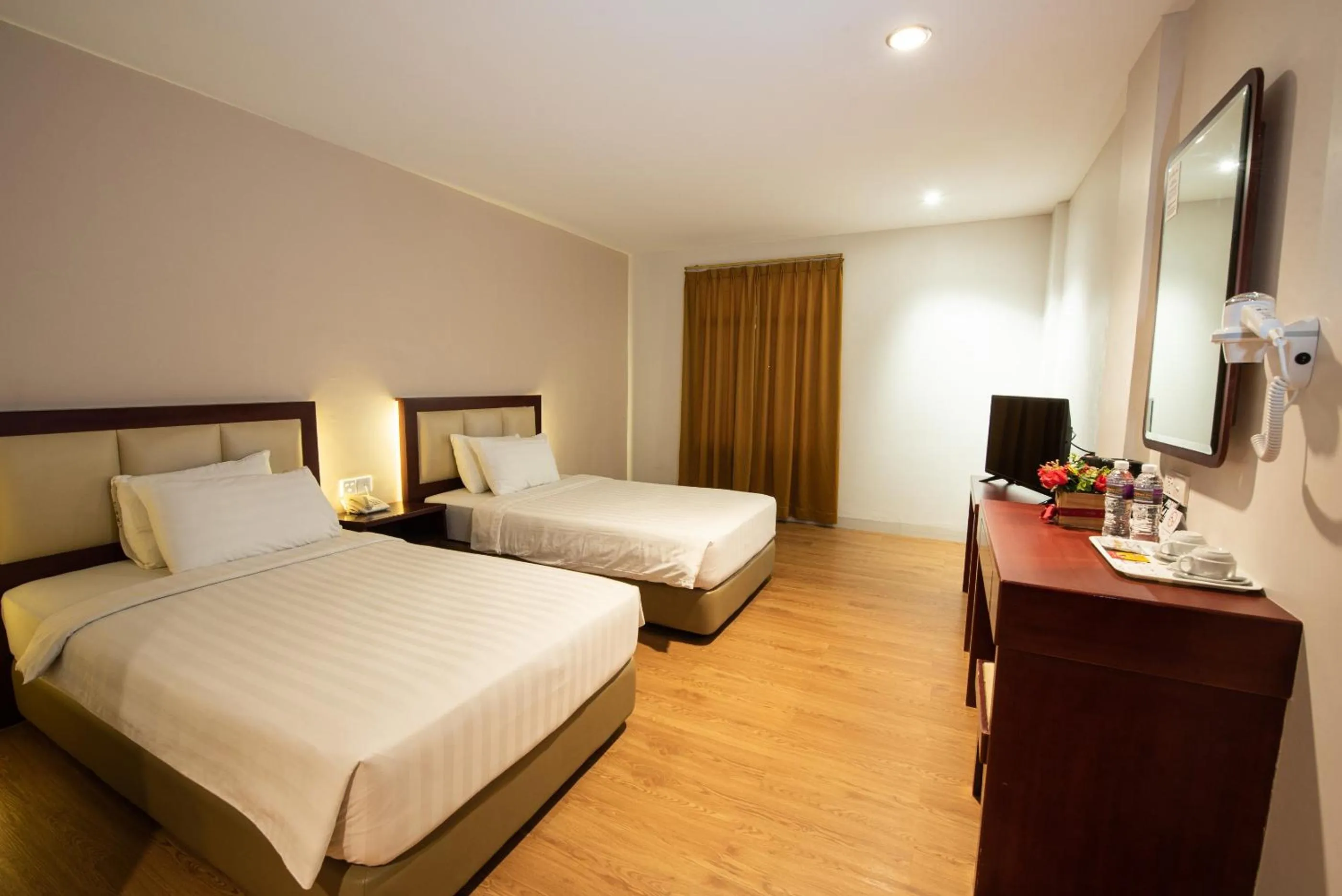 Photo of the whole room in Lovina Inn Penuin