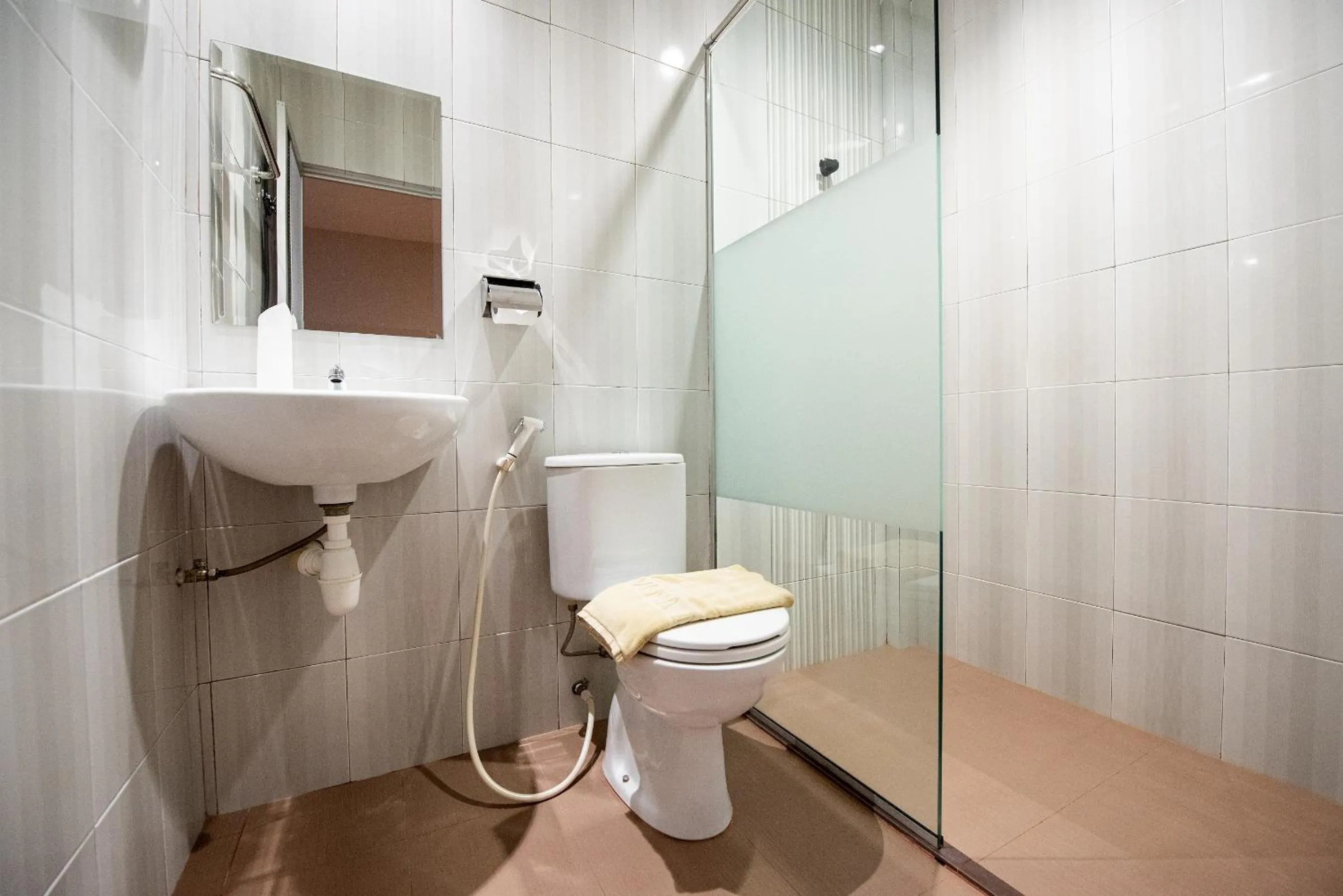 Bathroom in Lovina Inn Penuin