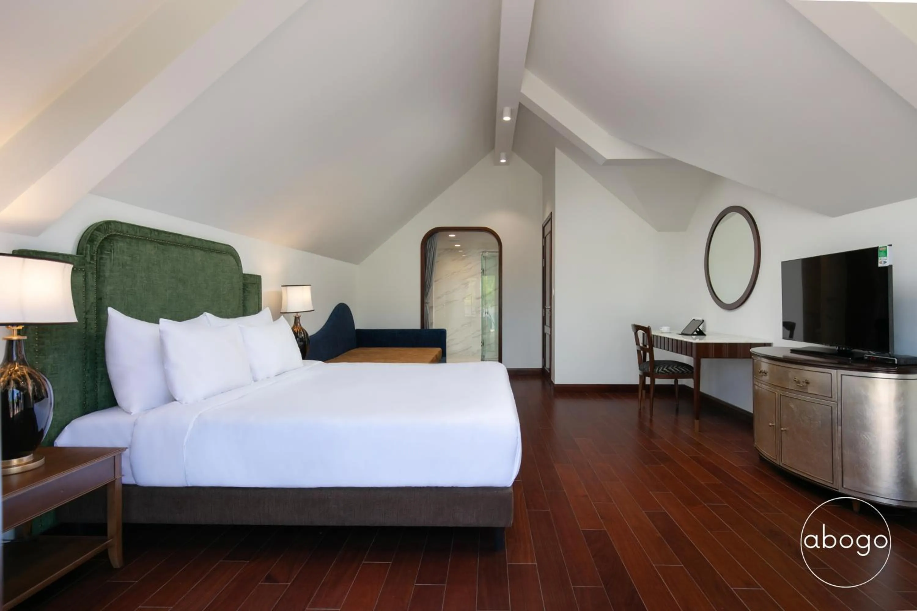 Communal lounge/ TV room, Bed in Purama Villas Resort Beachfront Da Nang