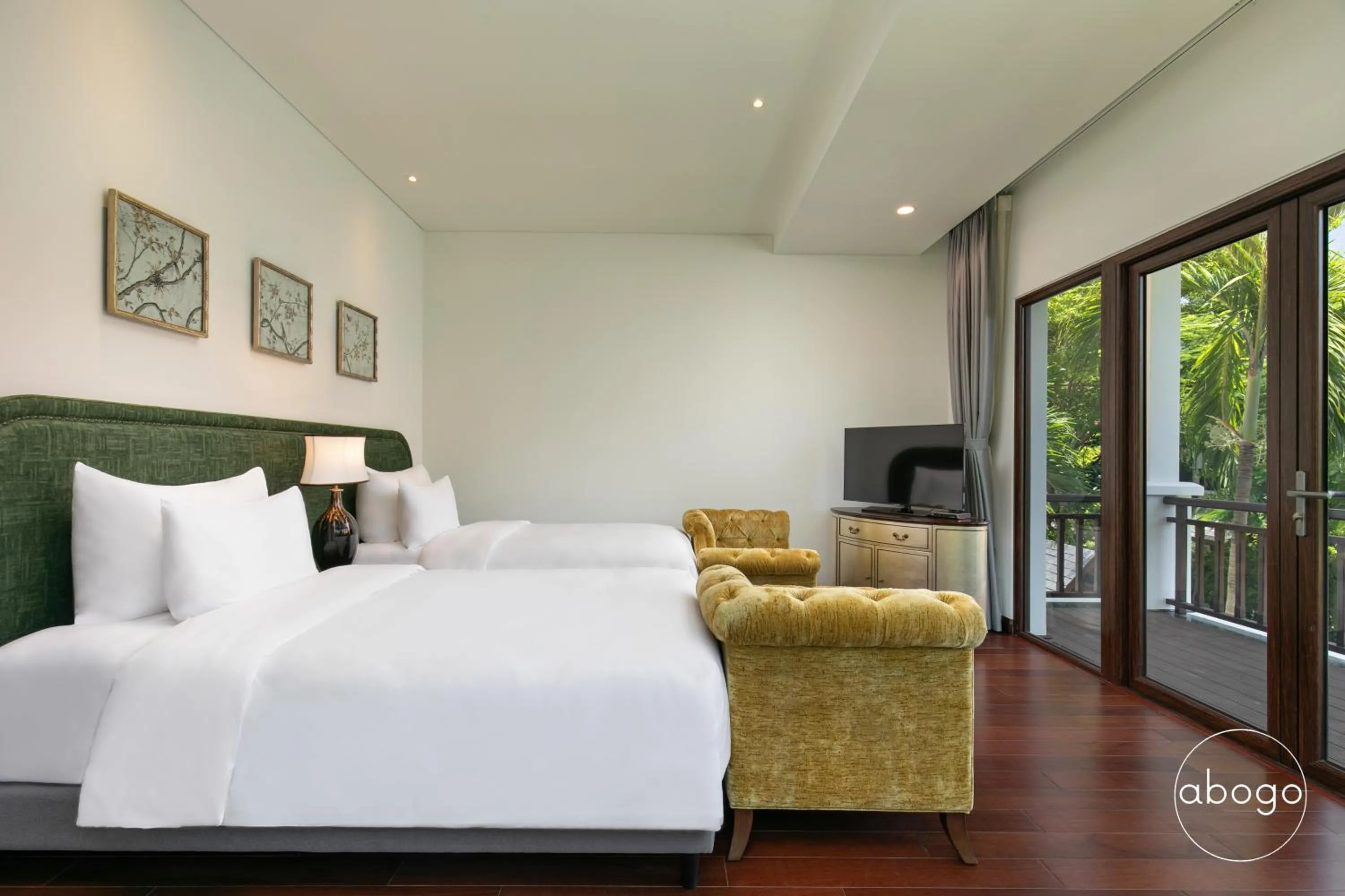 Communal lounge/ TV room, Bed in Purama Villas Resort Beachfront Da Nang