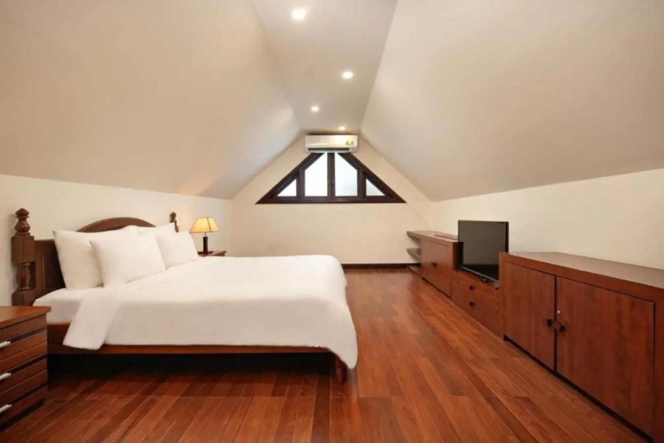 Communal lounge/ TV room, Bed in Purama Villas Resort Beachfront Da Nang