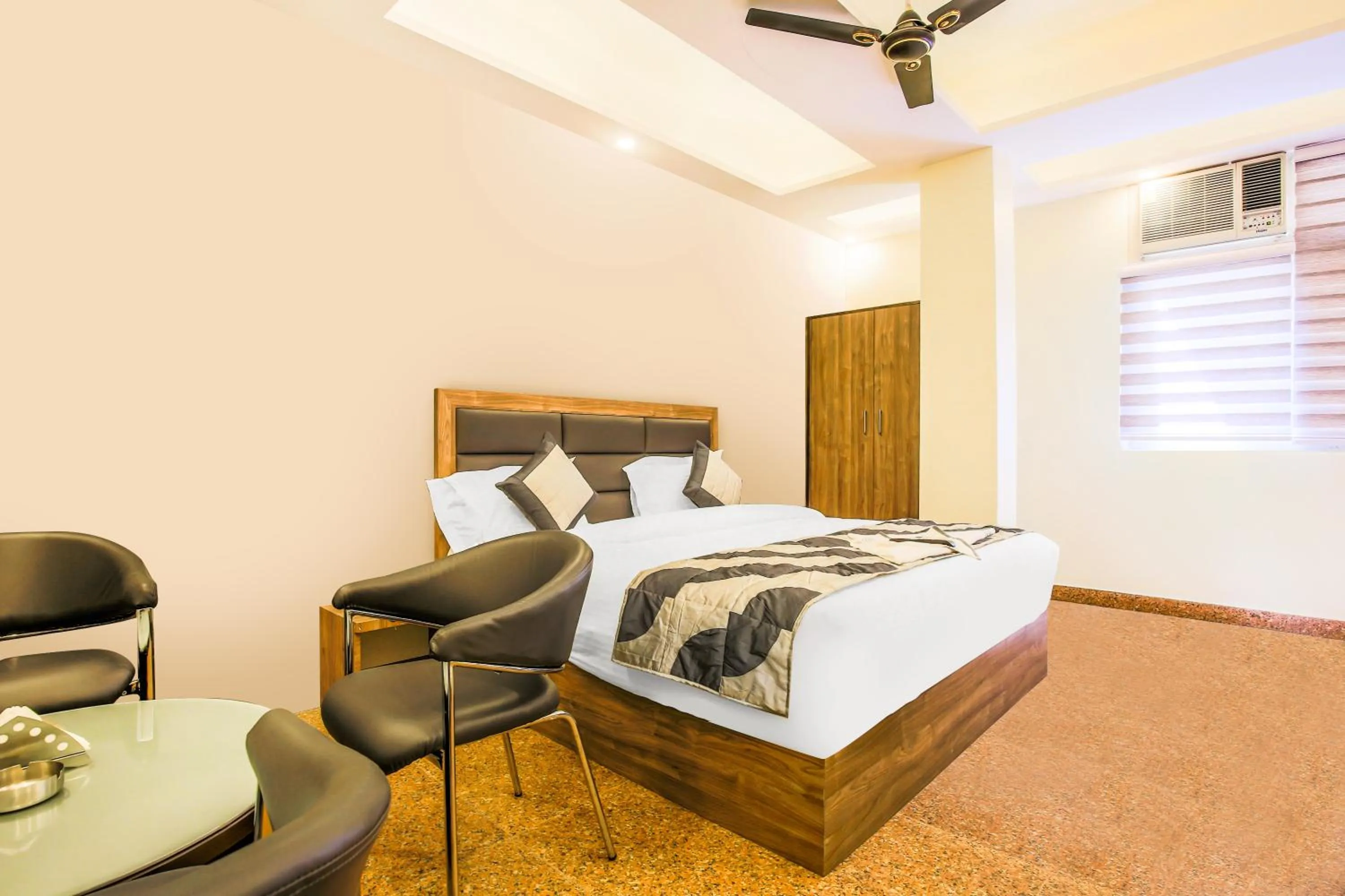 Photo of the whole room, Bed in Embellish Inn