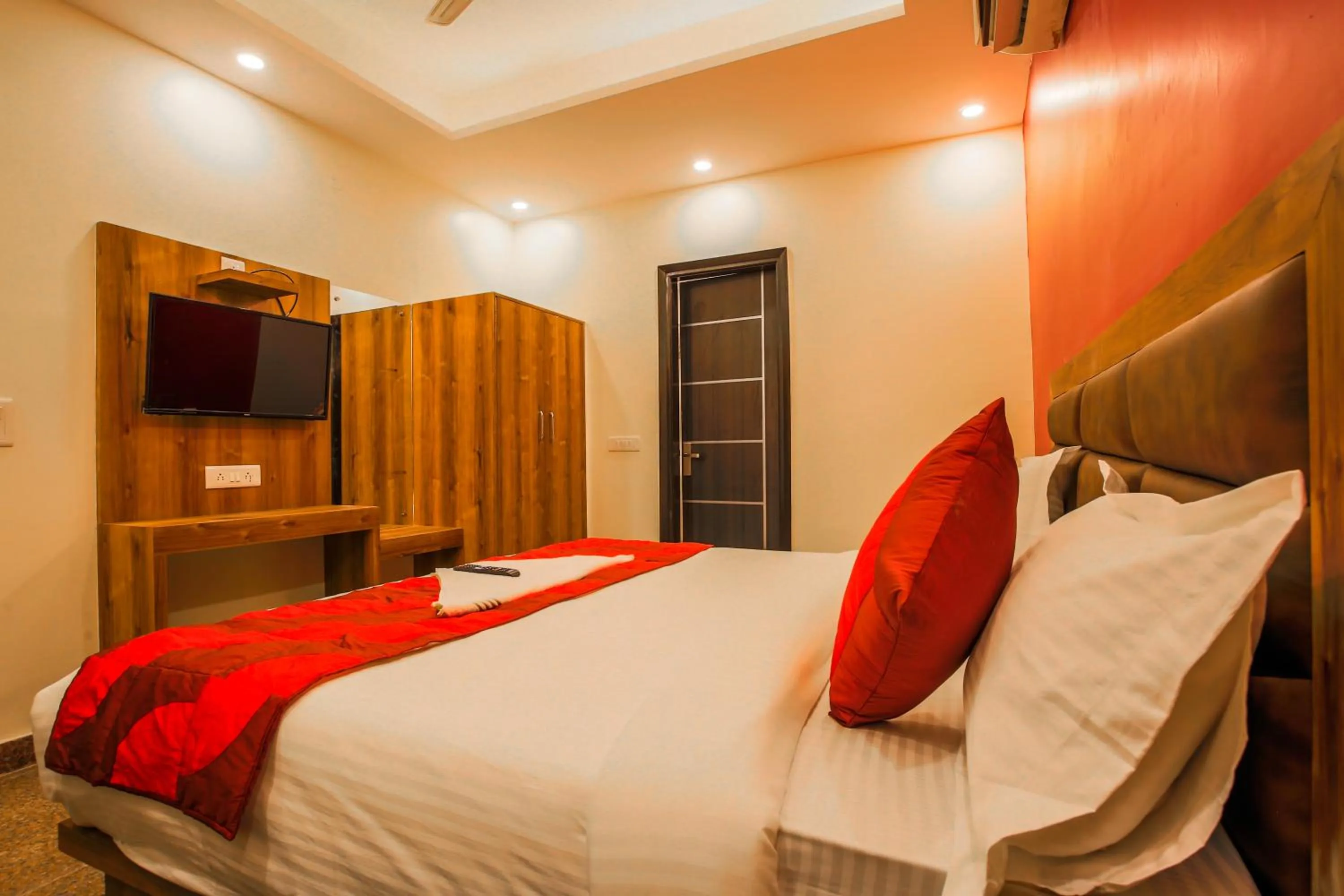 Photo of the whole room, Bed in Embellish Inn