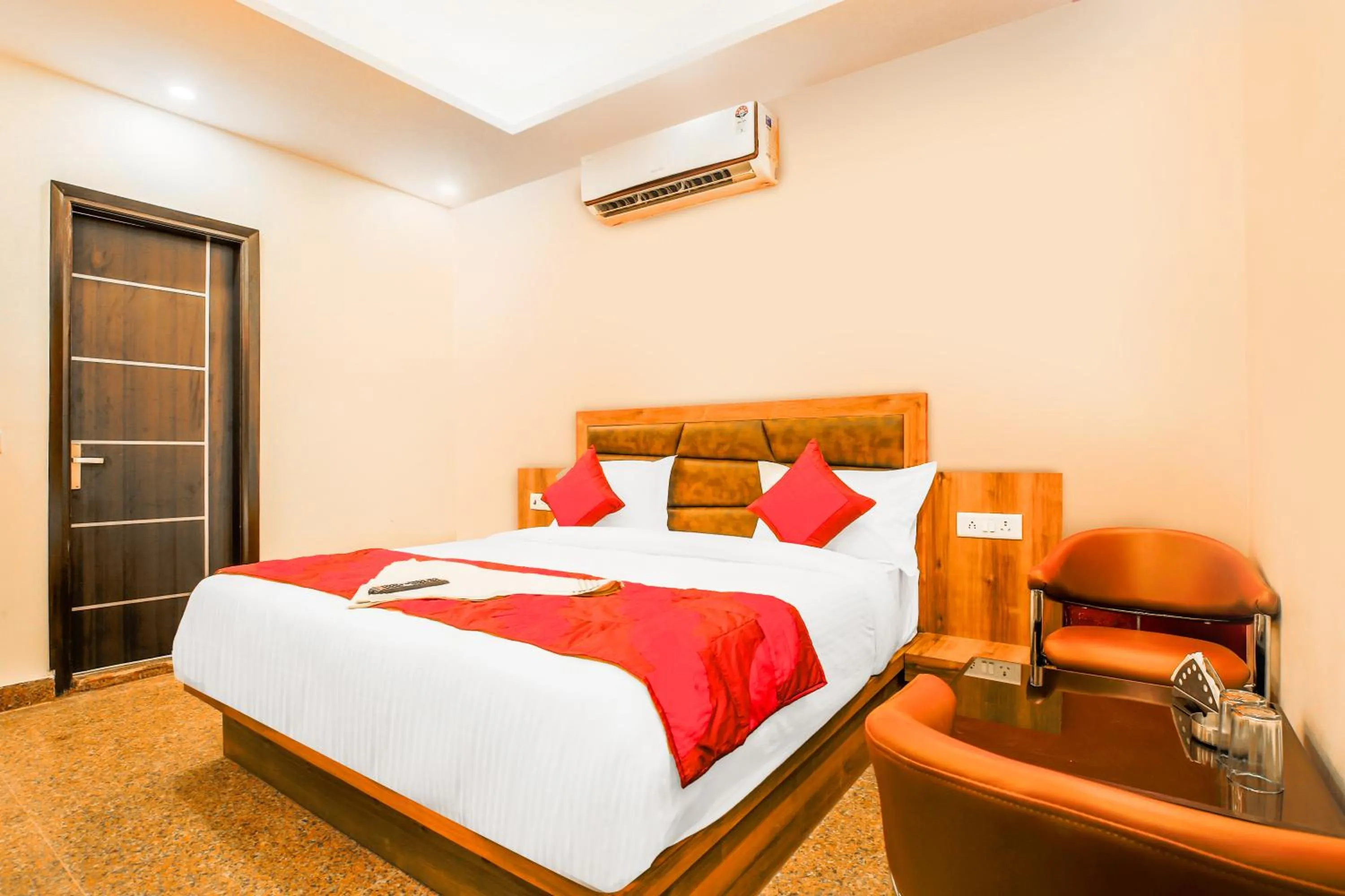 Photo of the whole room, Bed in Embellish Inn