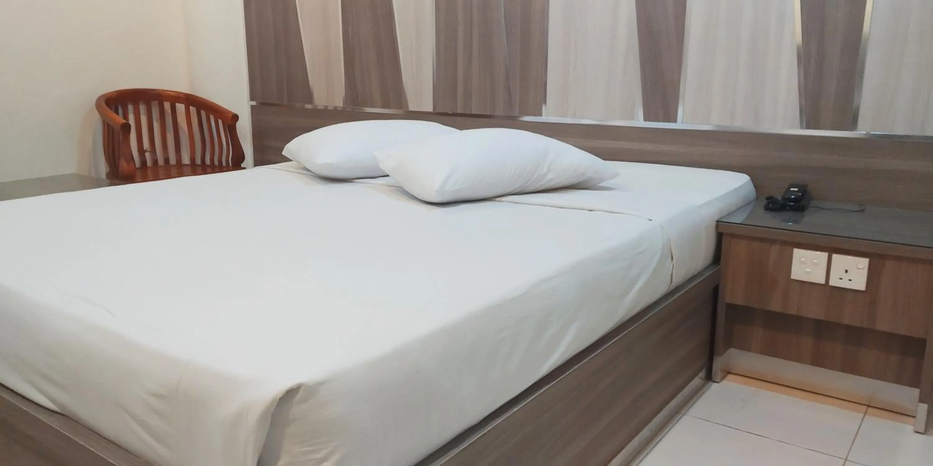 Bed in Paradise Hotel