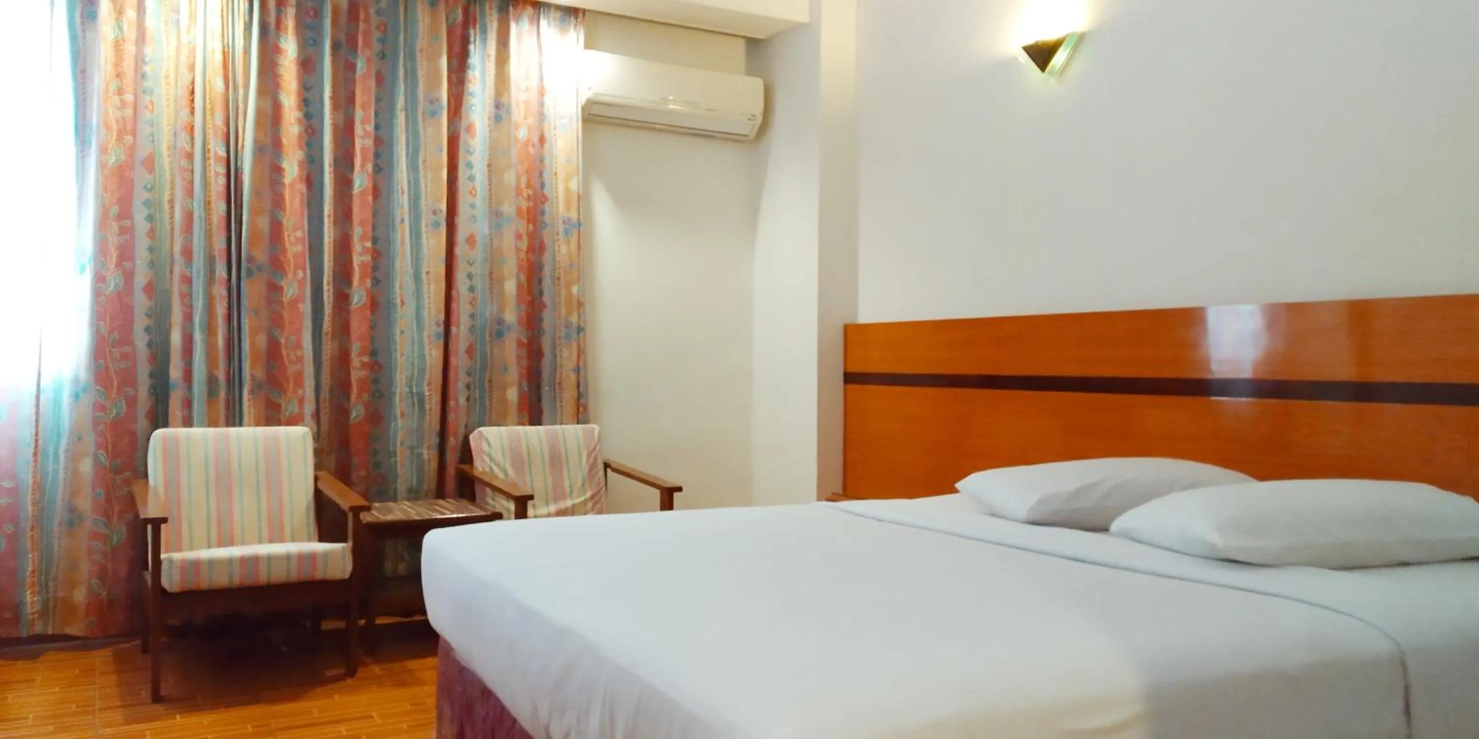 Bed in Paradise Hotel