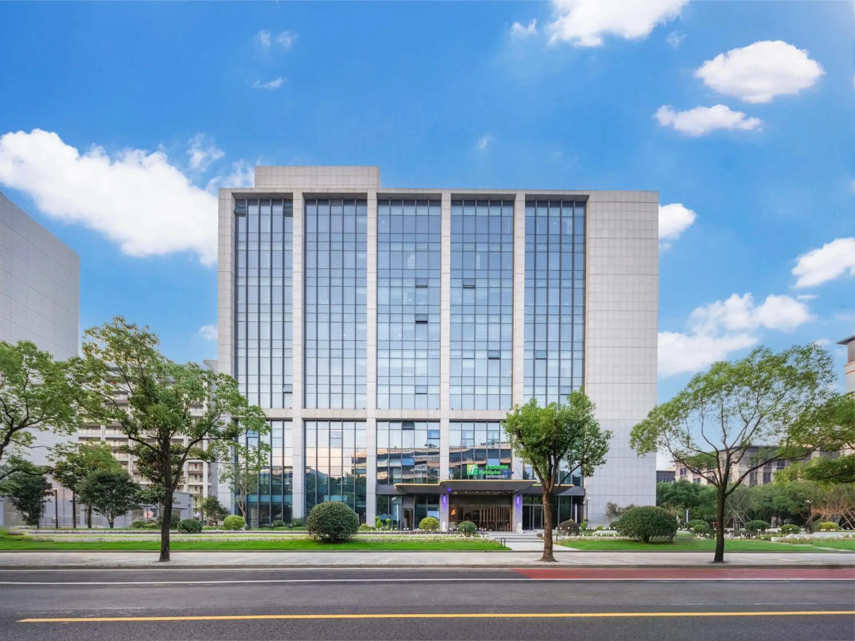 Property building in Holiday Inn Express Shanghai Hongqiao Linkong by IHG Property building in Holiday Inn Express Shanghai Hongqiao Linkong by IHG