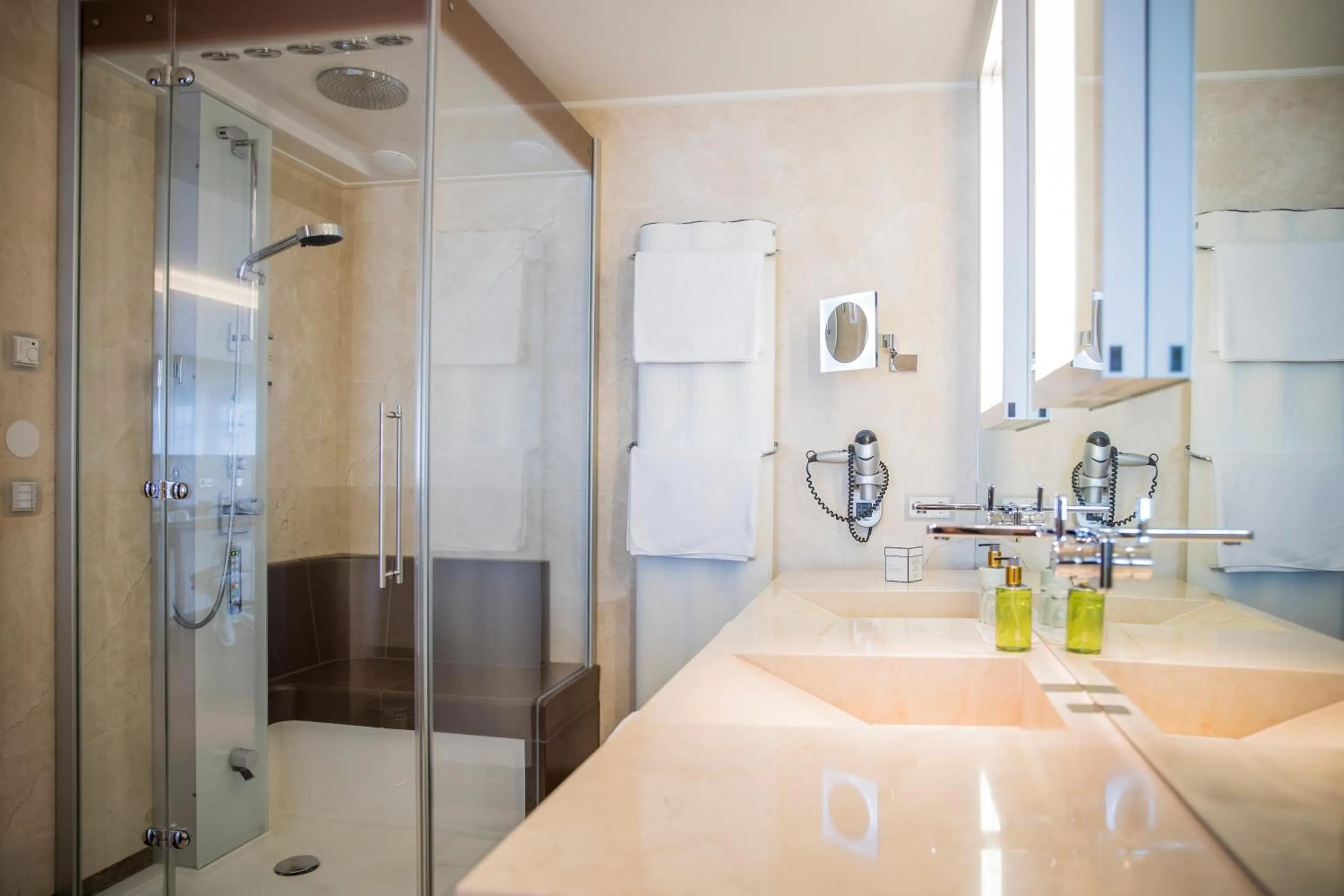 Bathroom in Iris Porsche Hotel & Restaurant