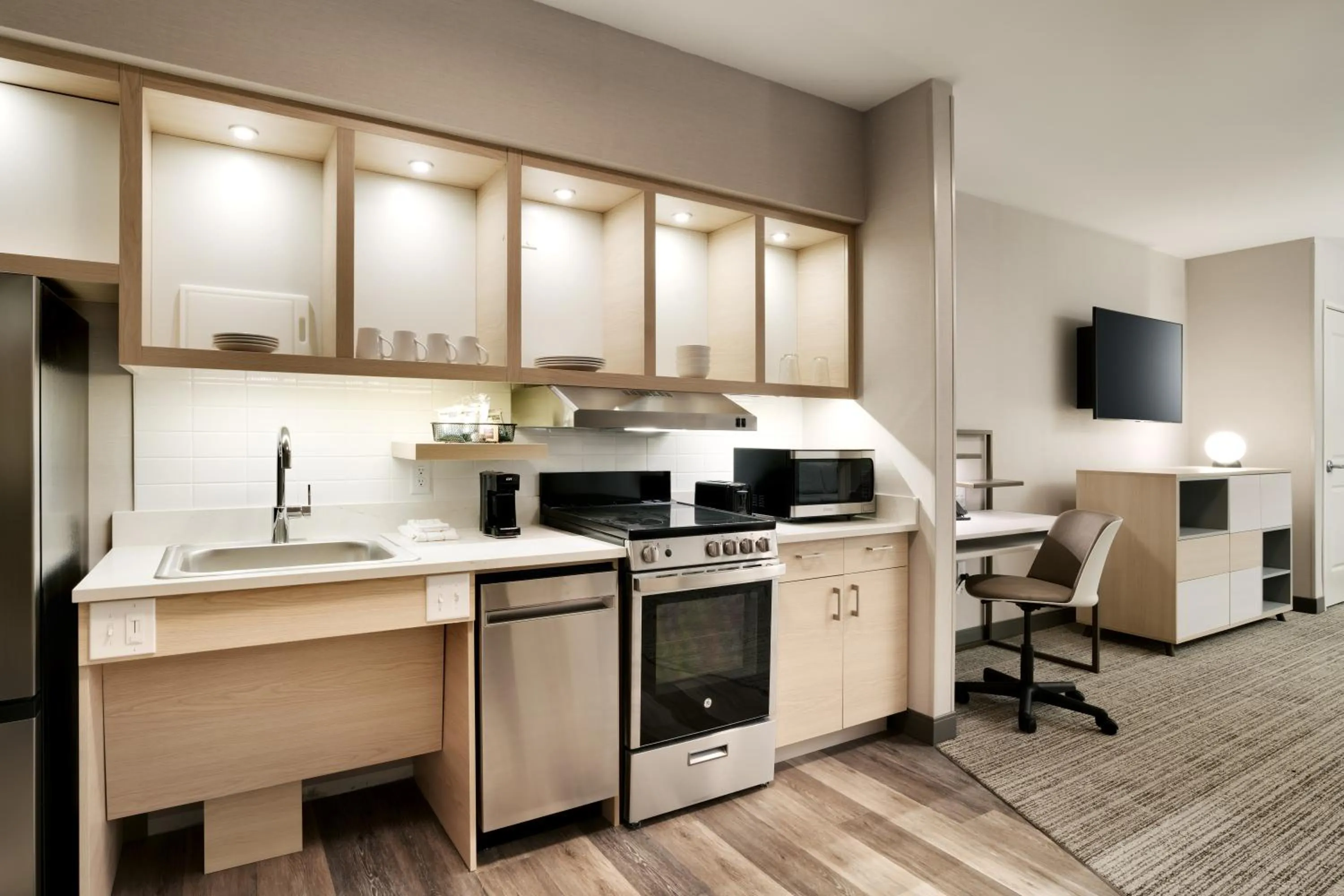 kitchen in TownePlace Suites by Marriott Show Low