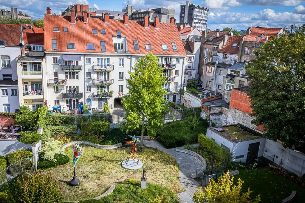 Garden view in Youth Hostel van Gogh