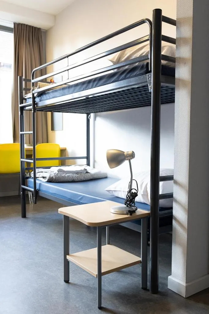 Bedroom, Bed in Youth Hostel van Gogh