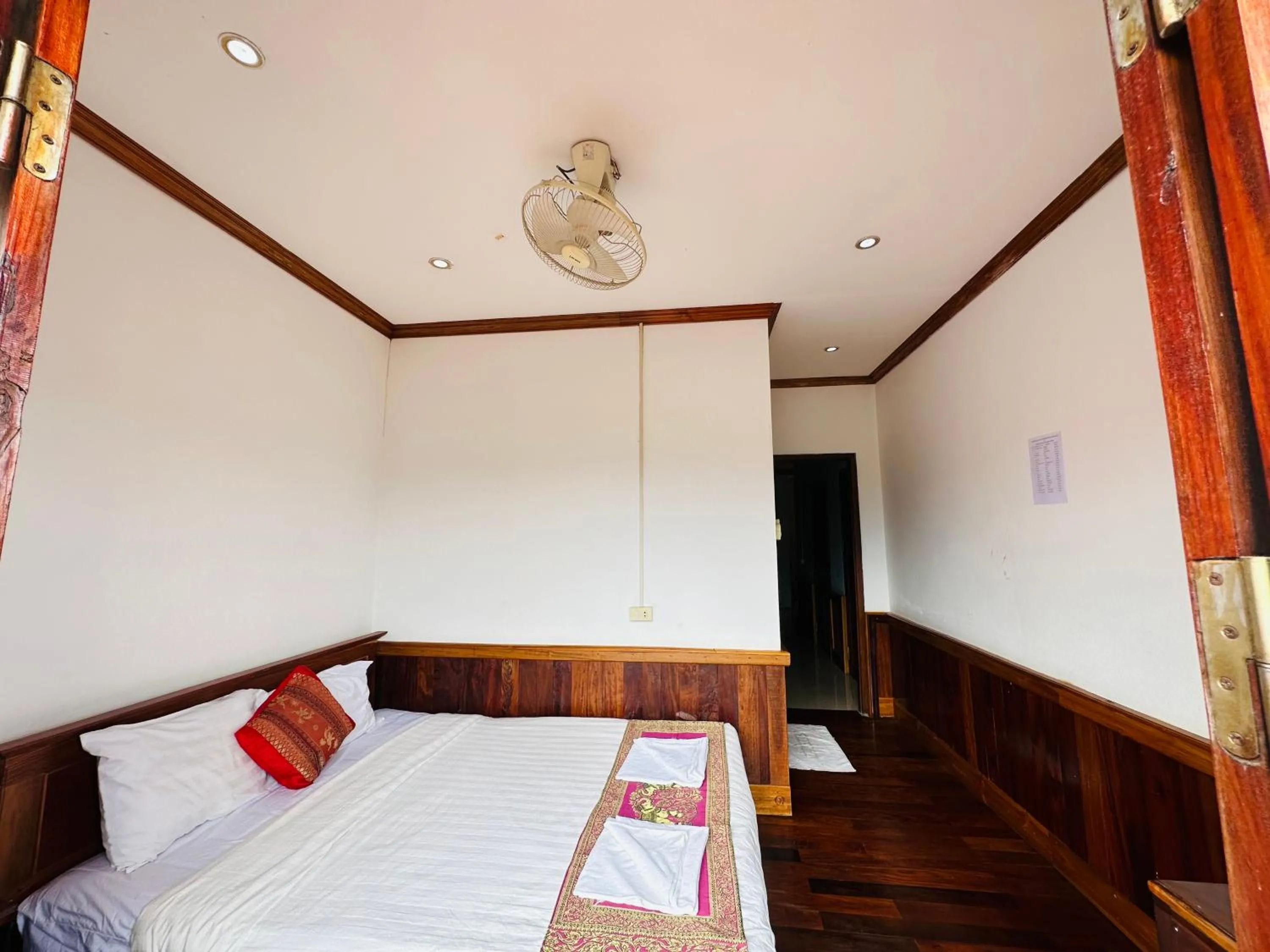 Bed in Kingkham Riverside Hotel