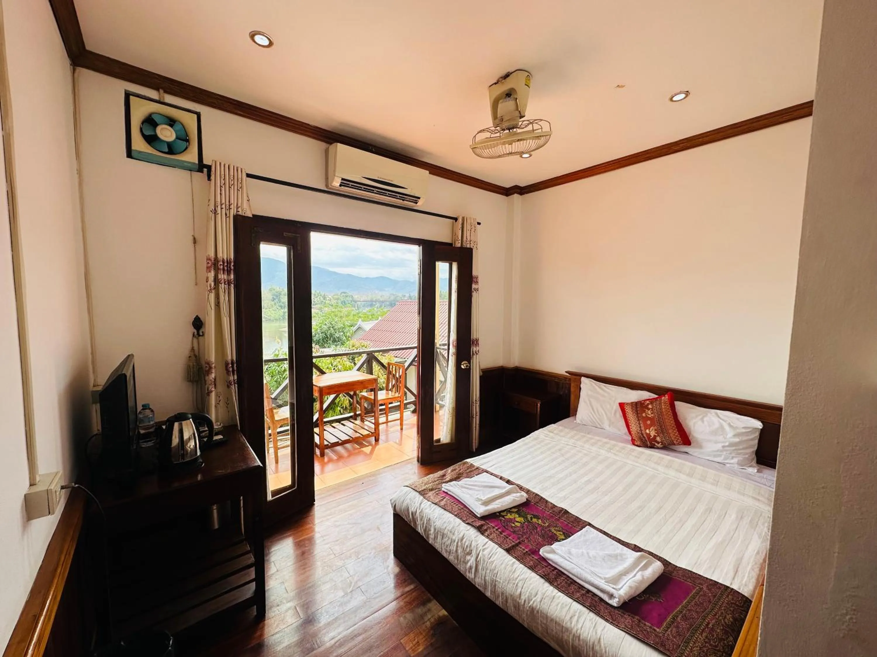 Bed in Kingkham Riverside Hotel