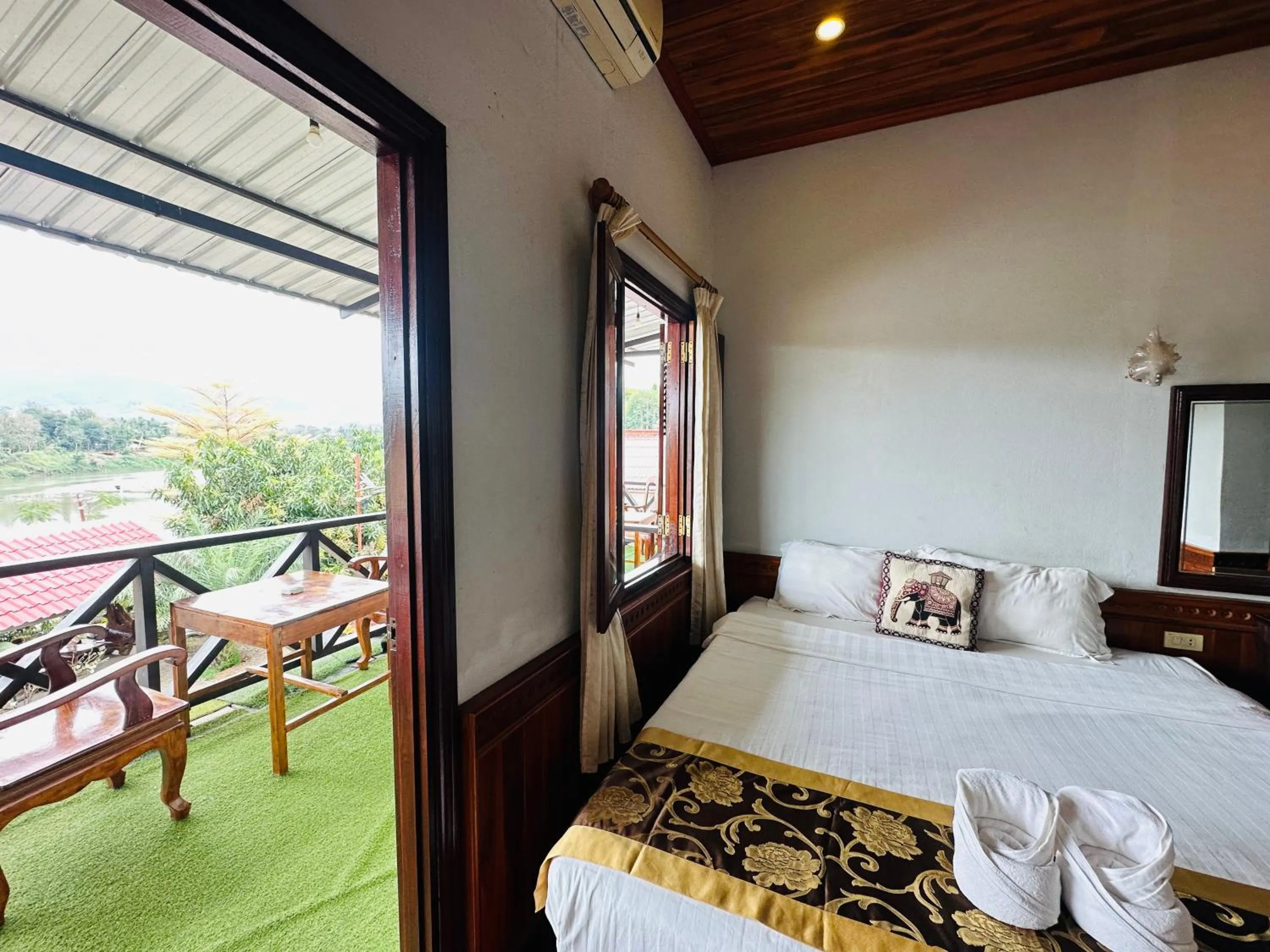 Balcony/Terrace, Bed in Kingkham Riverside Hotel