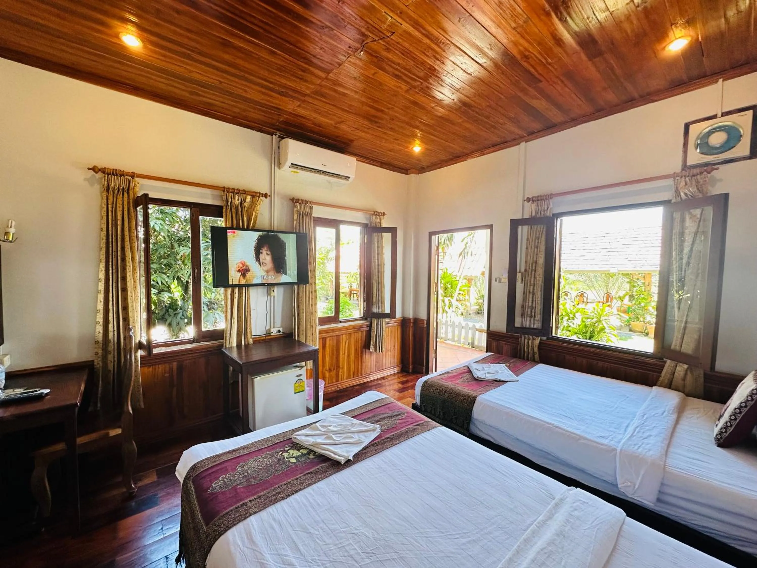 Communal lounge/ TV room, Bed in Kingkham Riverside Hotel