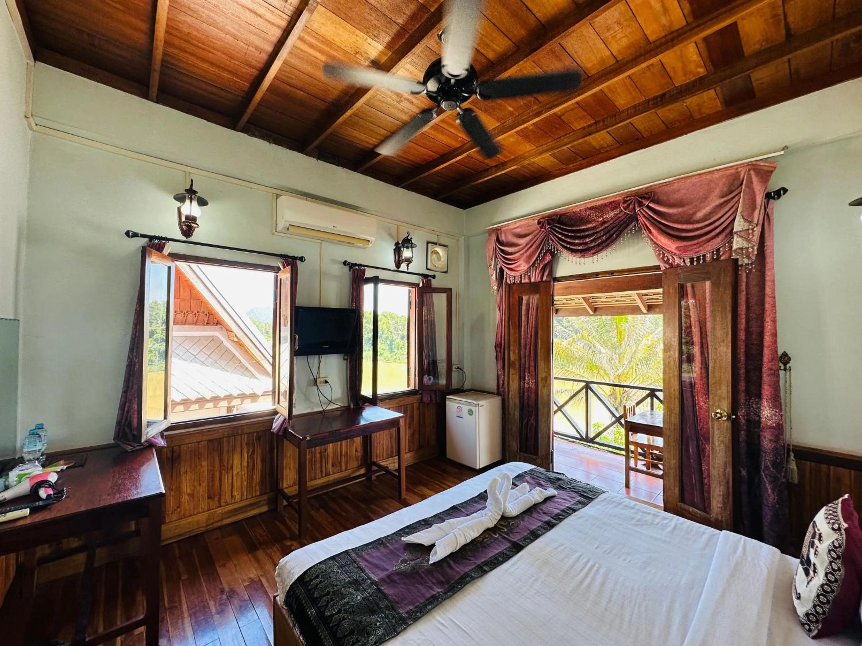 Communal lounge/ TV room, Bed in Kingkham Riverside Hotel