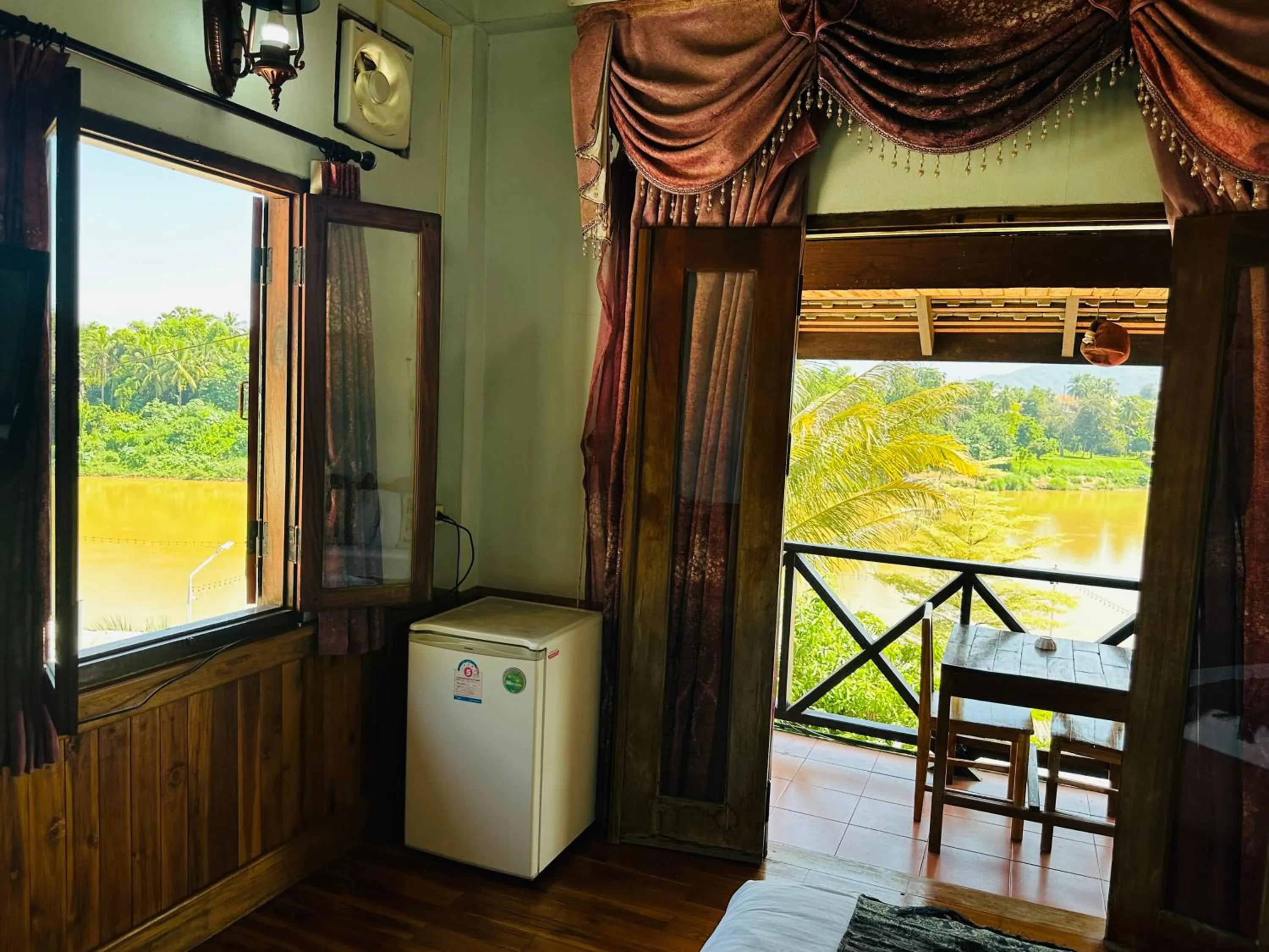 Patio in Kingkham Riverside Hotel