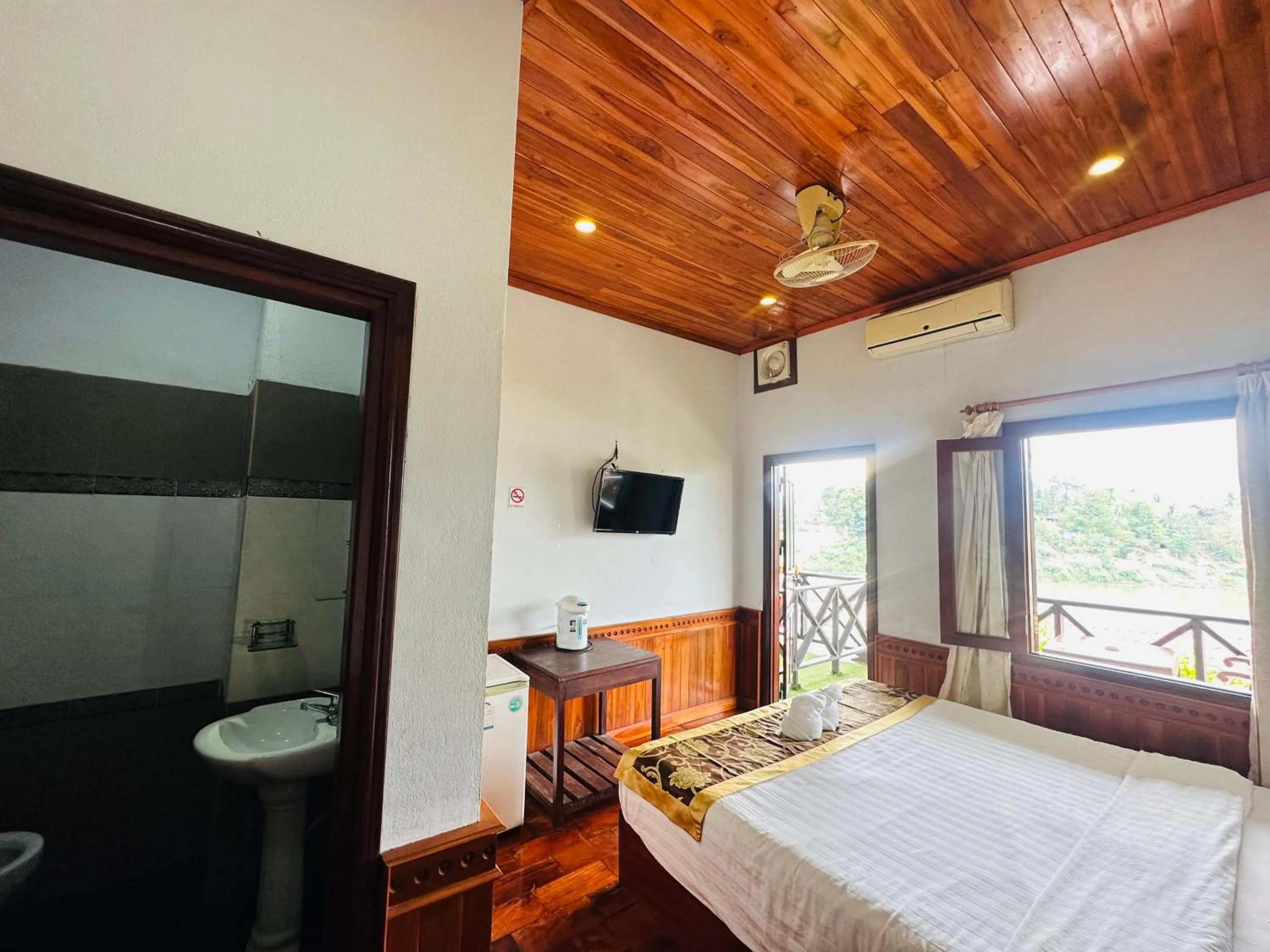 Bedroom, Bed in Kingkham Riverside Hotel