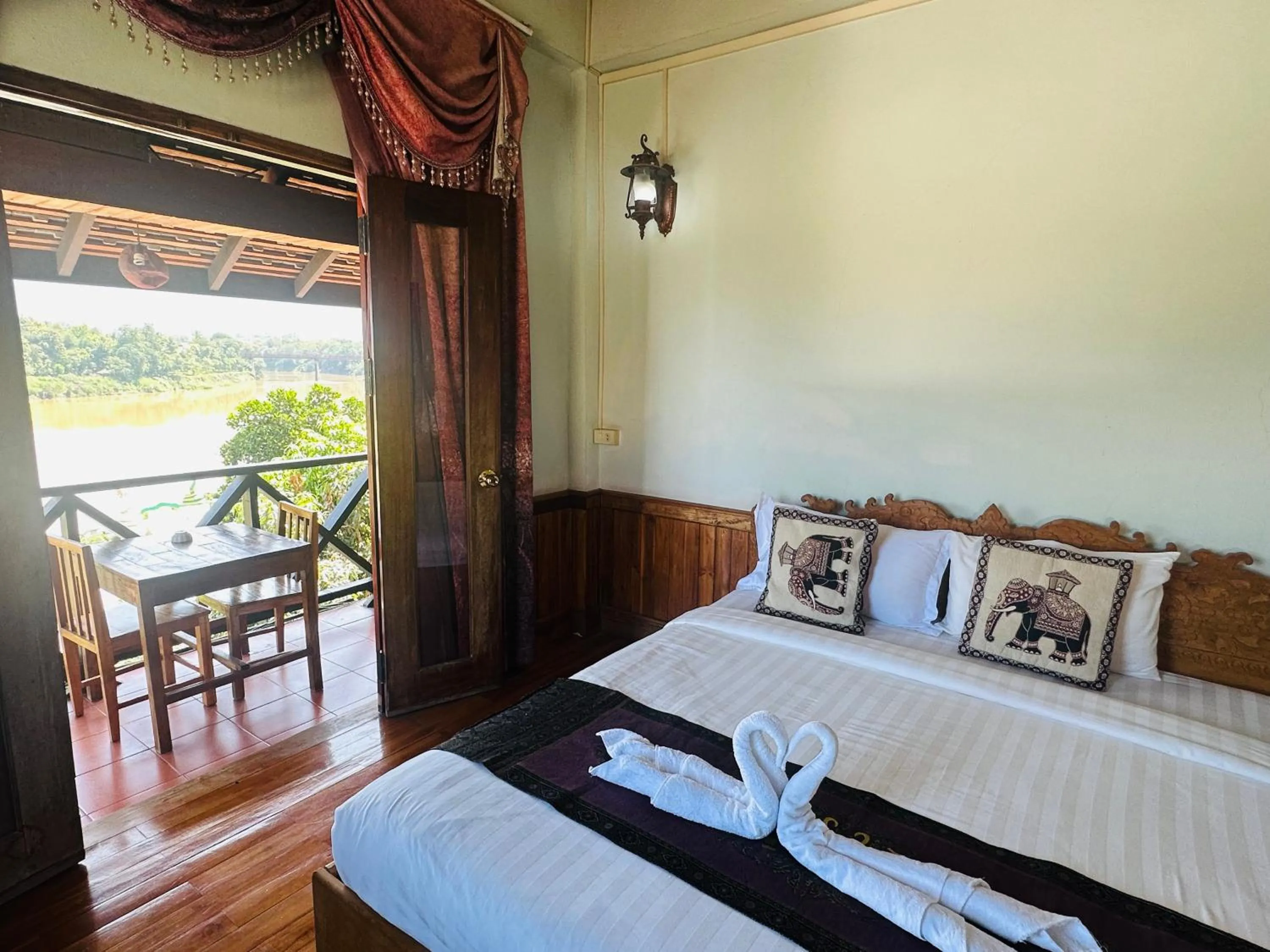 Bed in Kingkham Riverside Hotel