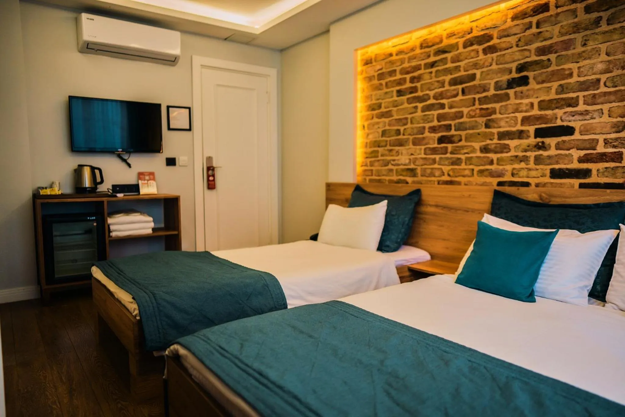 Communal lounge/ TV room, Bed in Taksim Santa Lucia Hotel