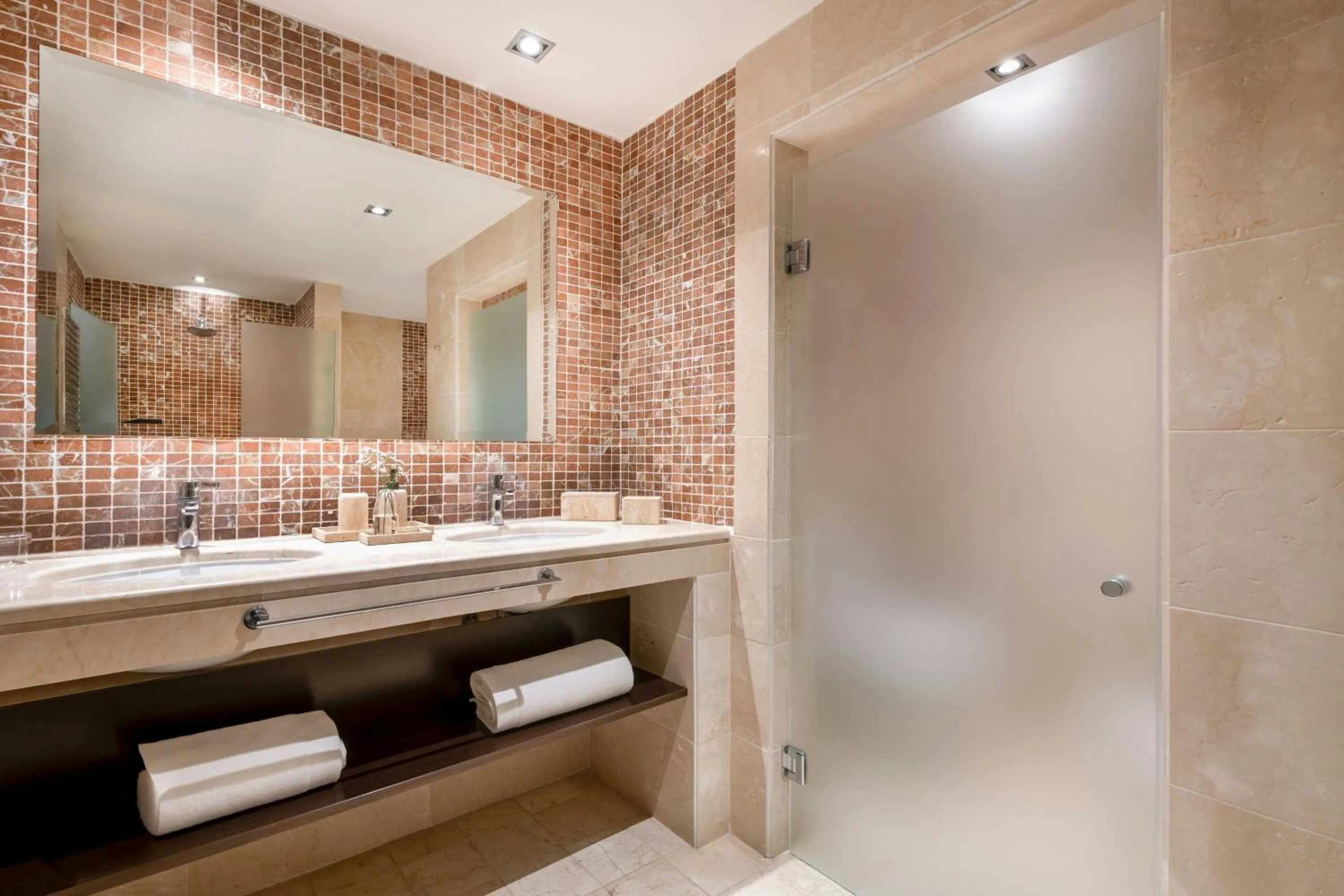 Bathroom in Grand Hotel Las Dunas, Autograph Collection