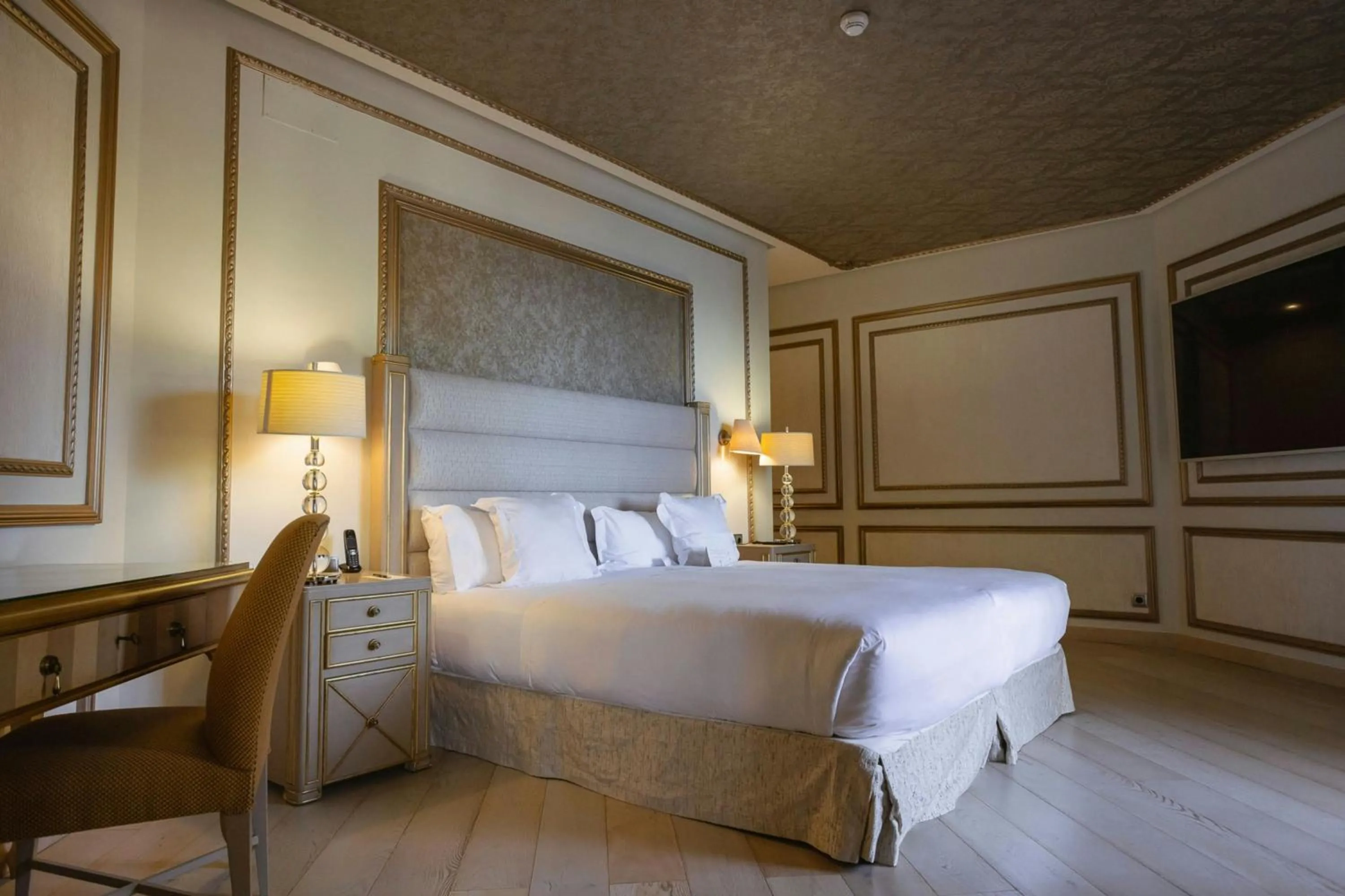 Bedroom, Bed in Grand Hotel Las Dunas, Autograph Collection
