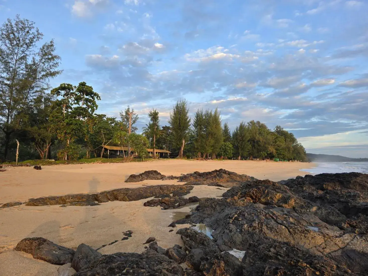 Beach in Hotel and Beach Bungalow at Lanta Resort Beach in Hotel and Beach Bungalow at Lanta Resort