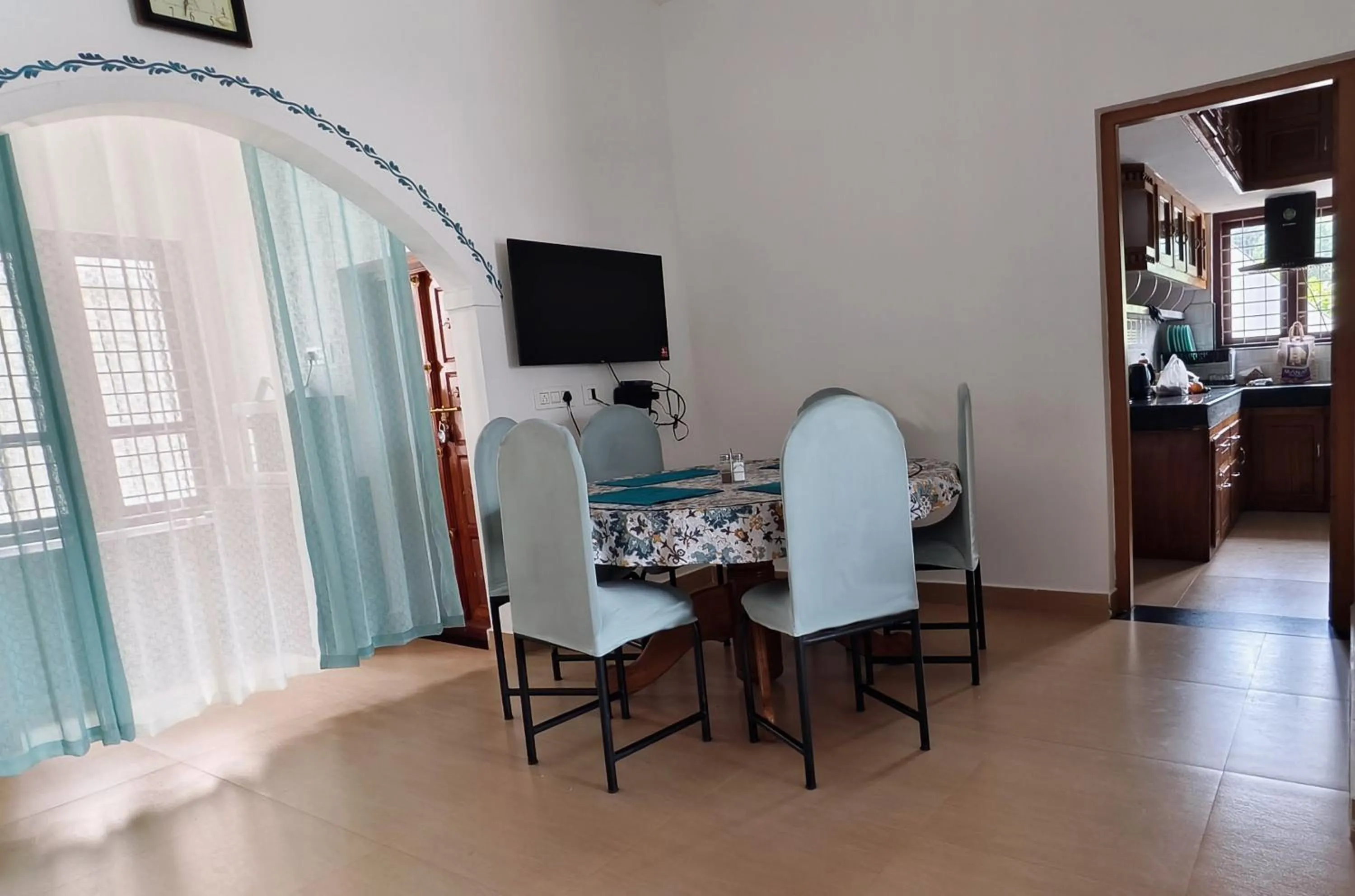 Dining area in Moon Wings Mountain Resort, Kanthalloor