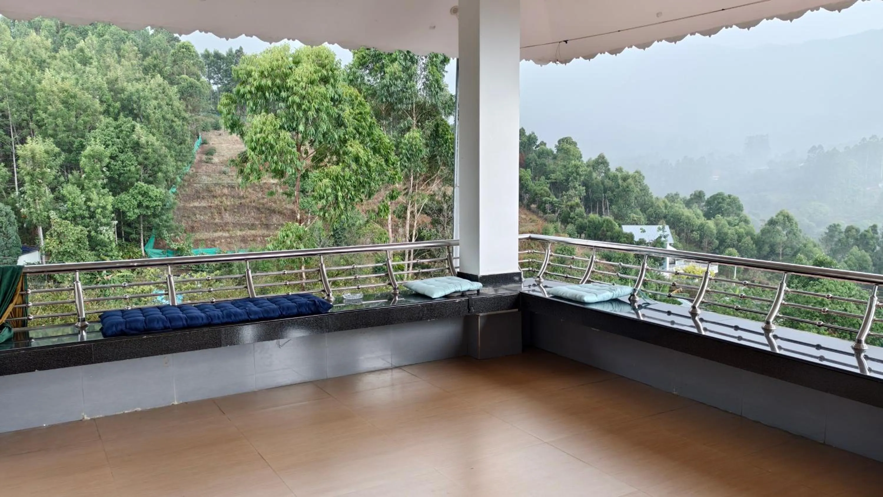 Balcony/Terrace in Moon Wings Mountain Resort, Kanthalloor