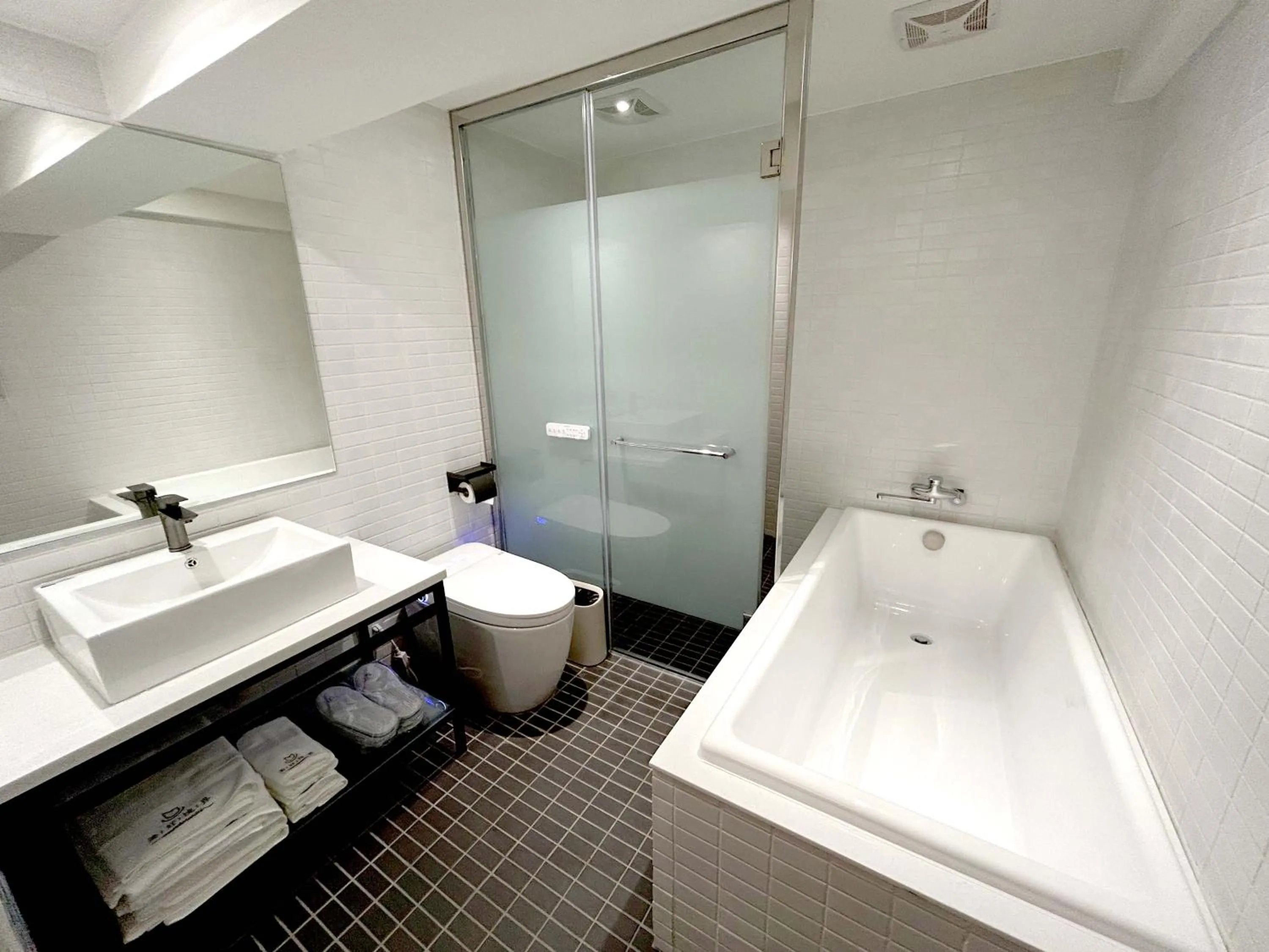 Shower in Wonderwall Ximending