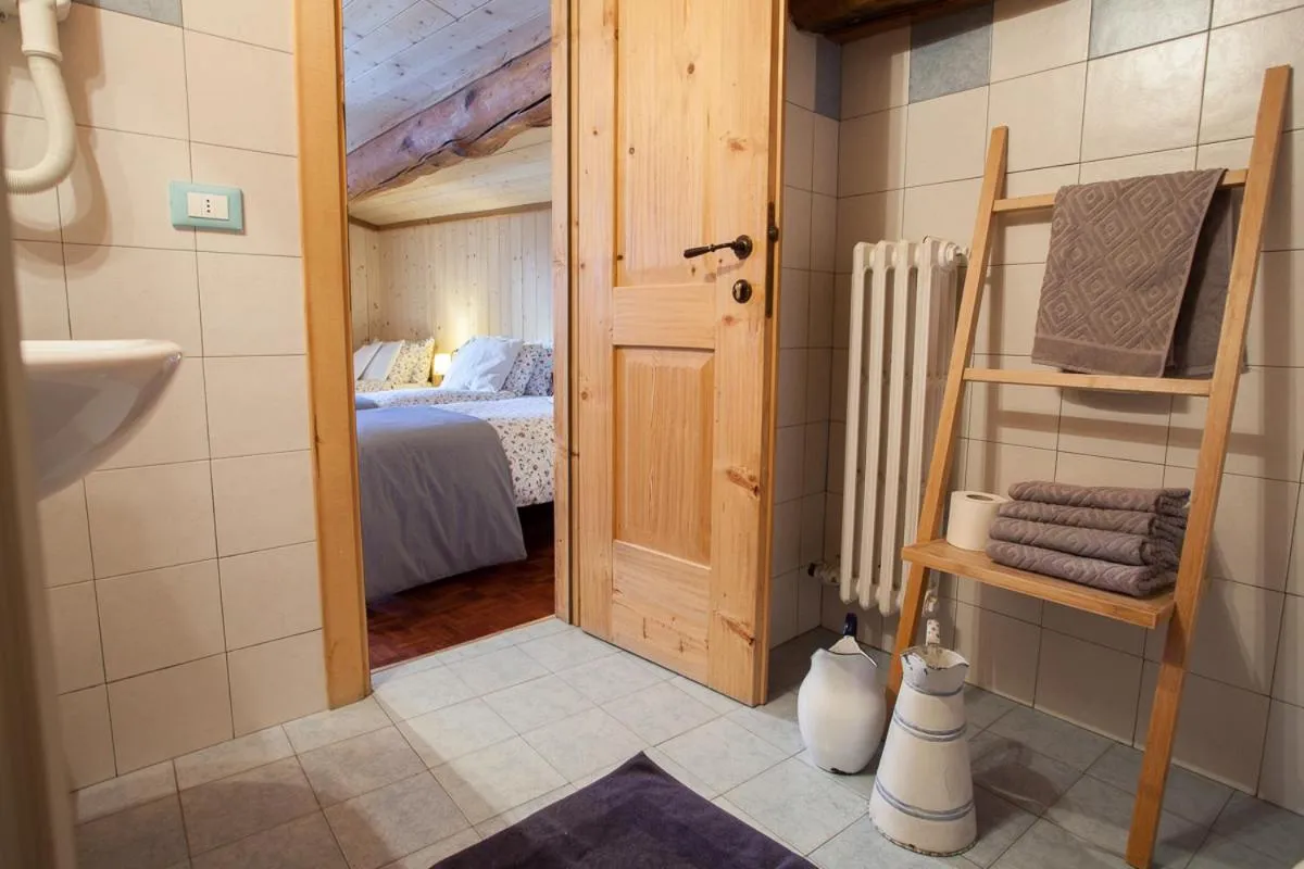 Bathroom, Bed in Hotel Funivia