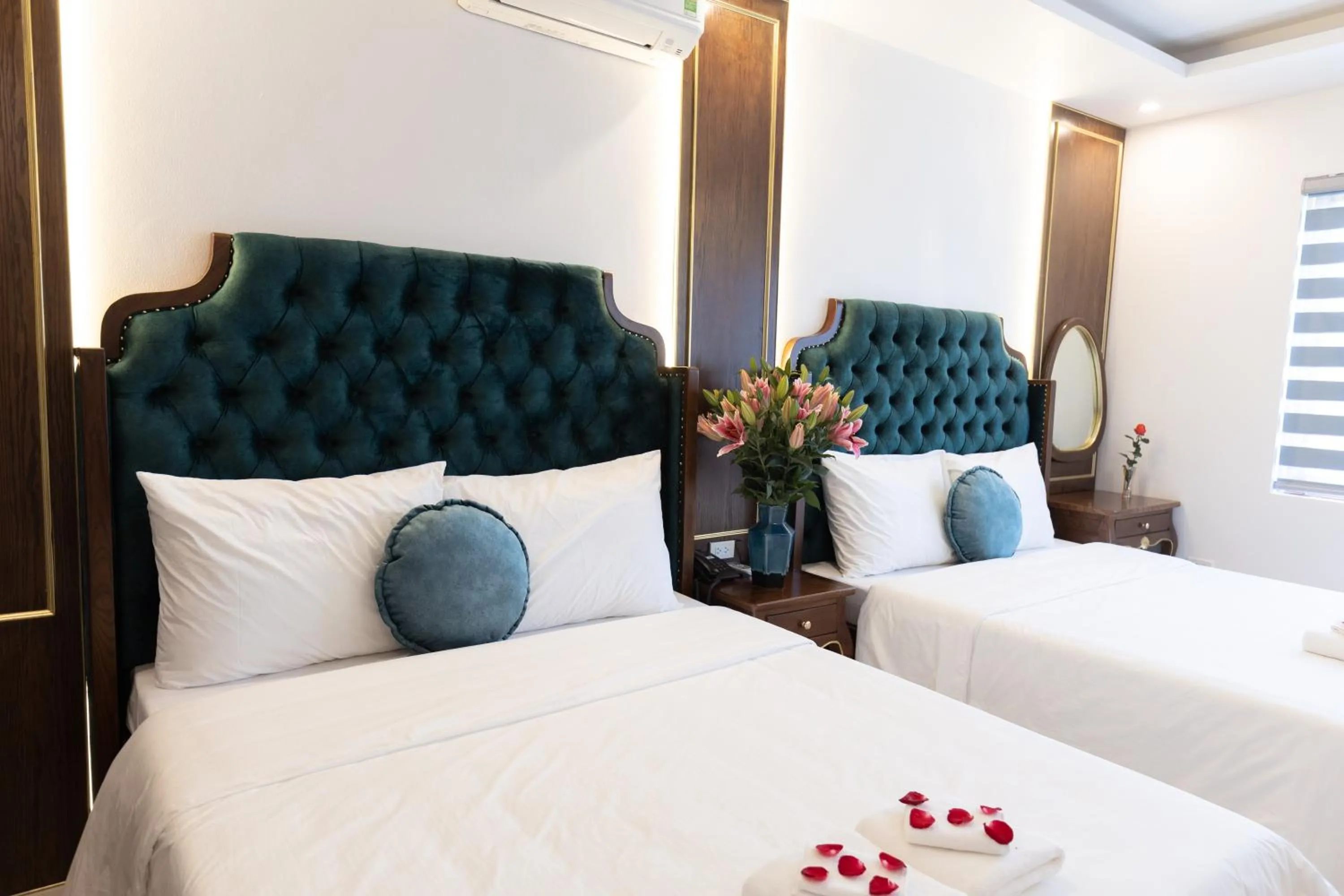 Bed in Royal Hotel Sài Đồng - Long Biên