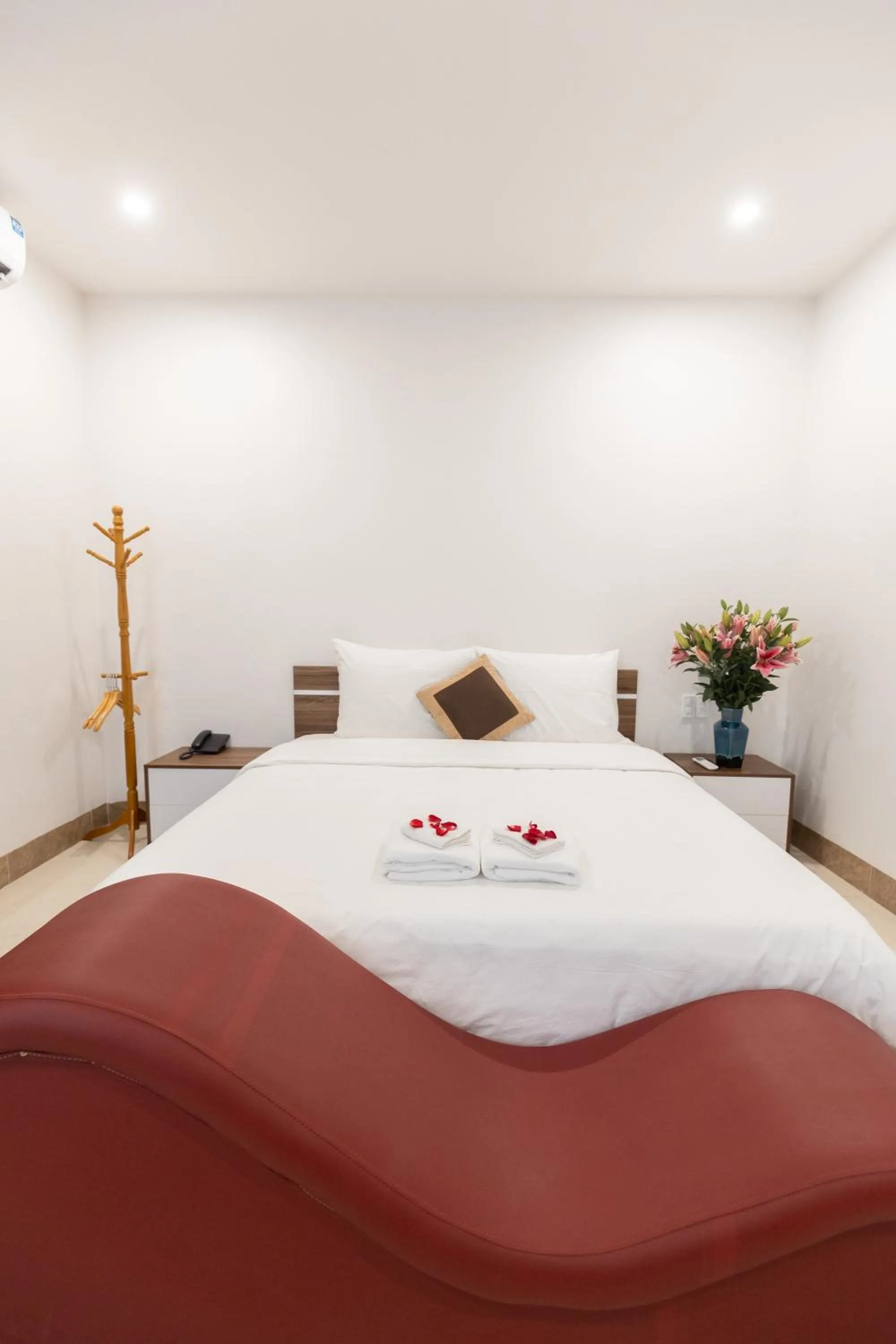 Bed in Royal Hotel Sài Đồng - Long Biên