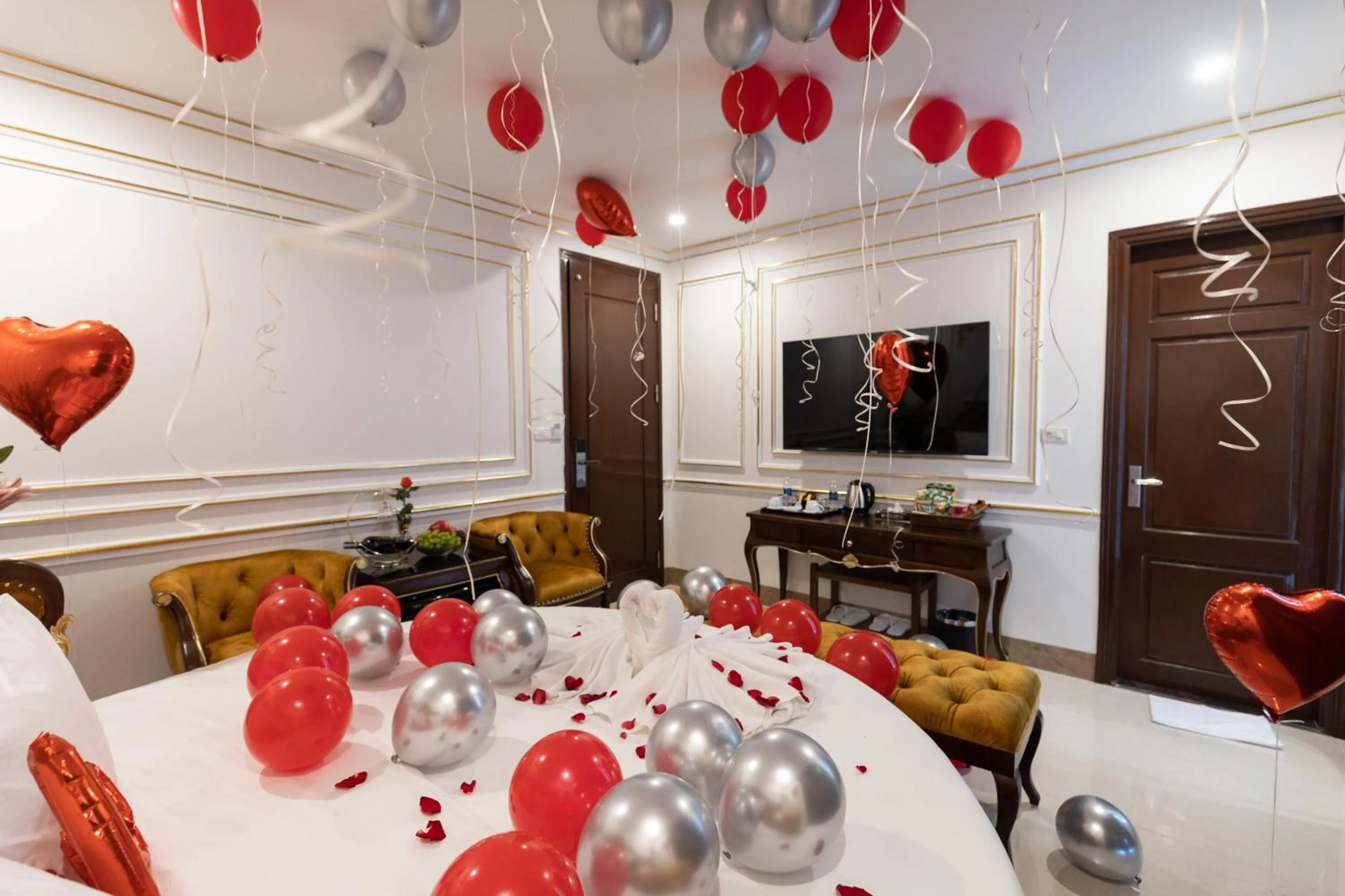 Bed in Royal Hotel Sài Đồng - Long Biên