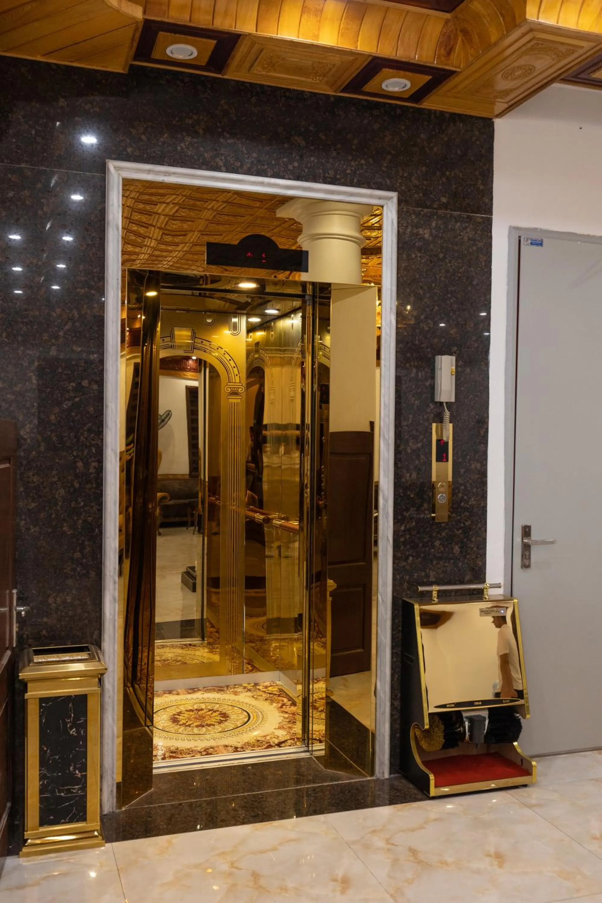 elevator in Royal Hotel Sài Đồng - Long Biên