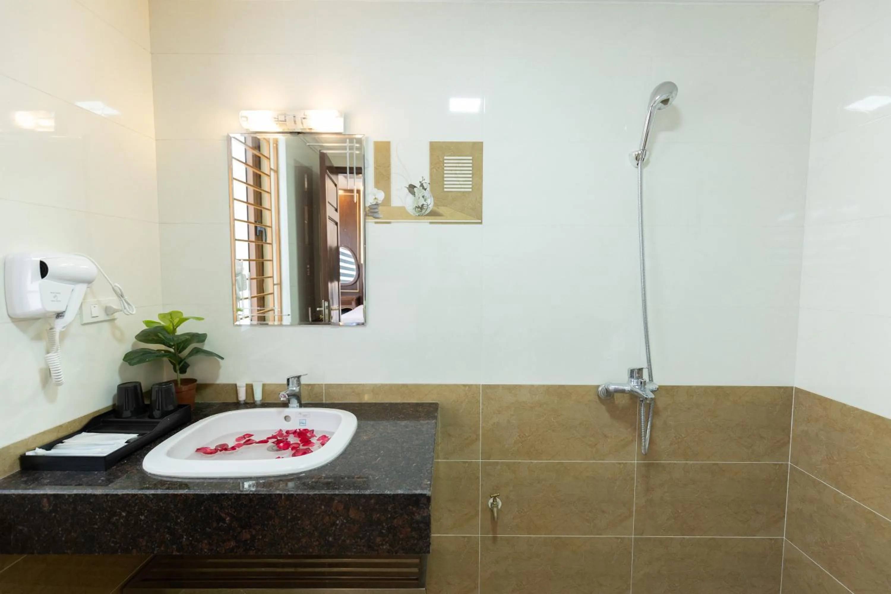 Shower in Royal Hotel Sài Đồng - Long Biên