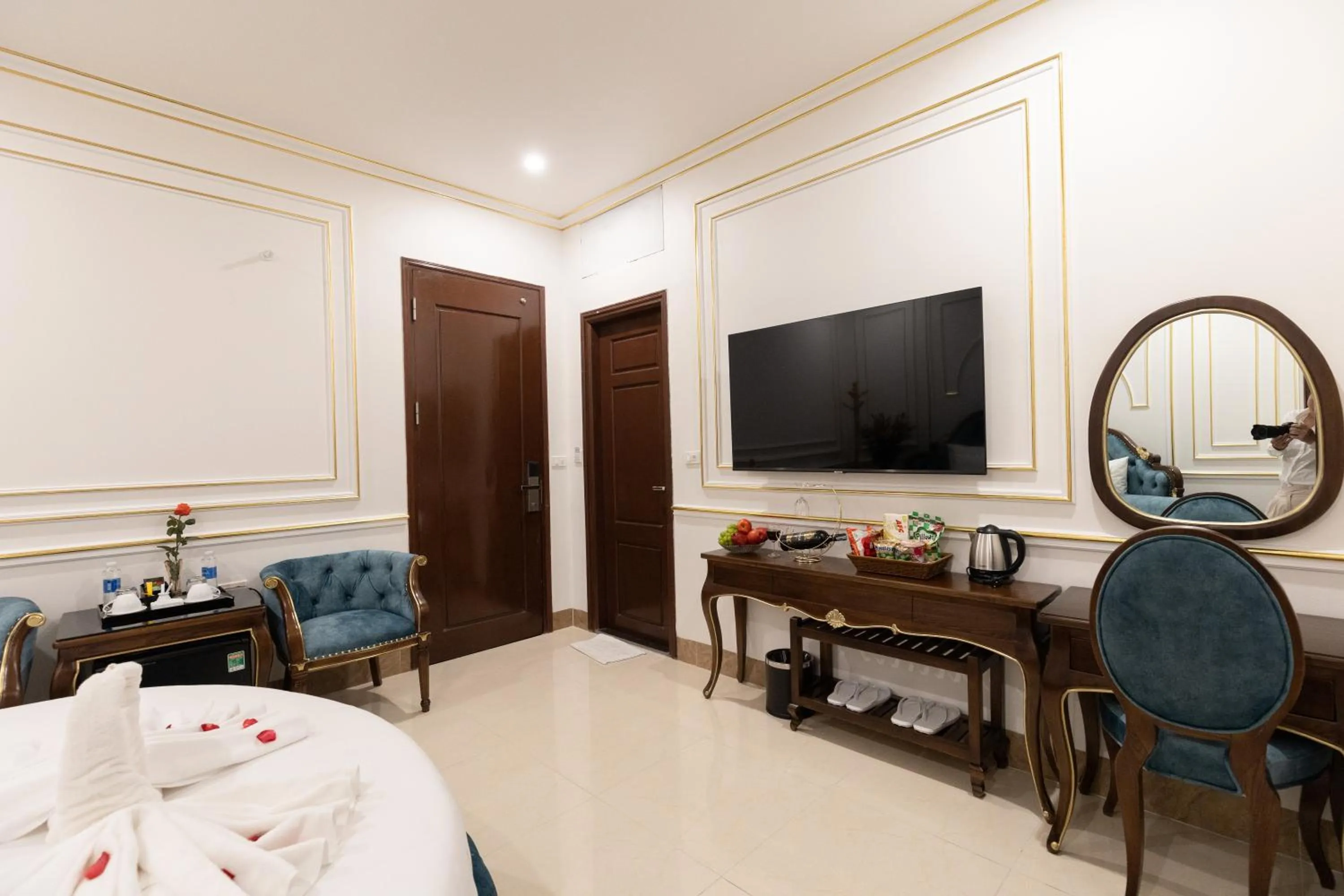TV and multimedia in Royal Hotel Sài Đồng - Long Biên