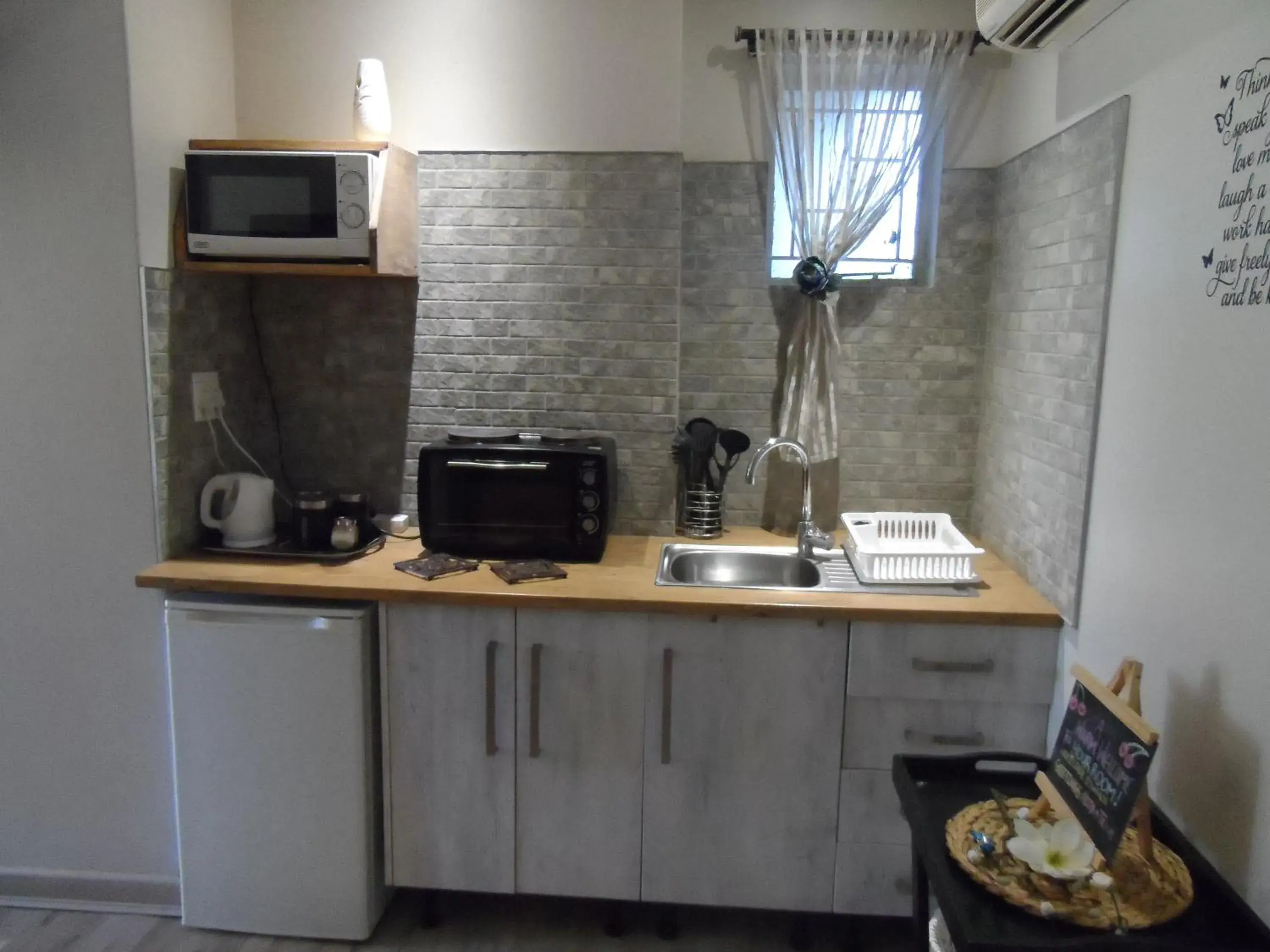 Twin Room - single occupancy in A Cherry Lane Self Catering and B&B Twin Room - single occupancy in A Cherry Lane Self Catering and B&B