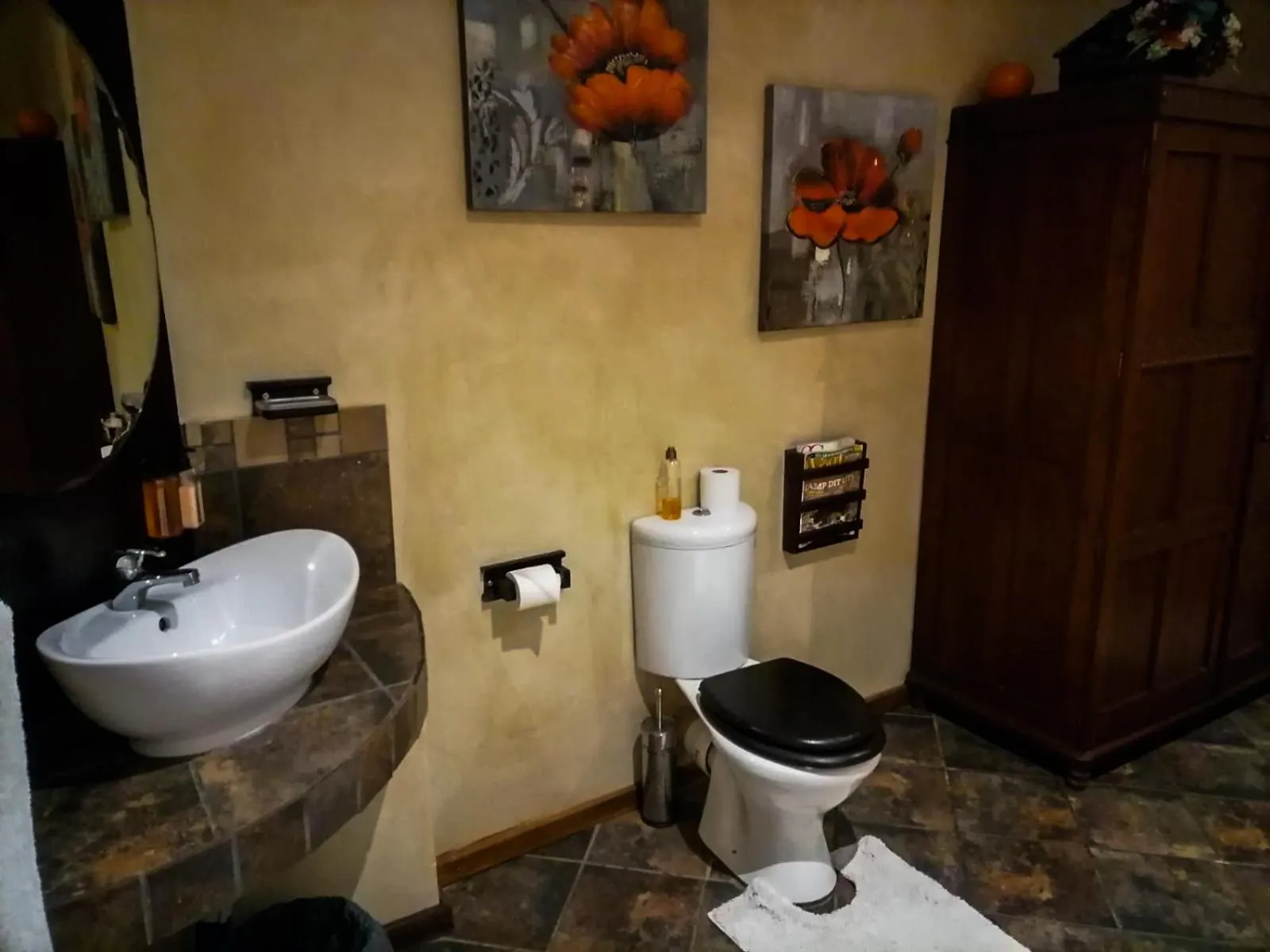 Toilet in A Cherry Lane Self Catering and B&B