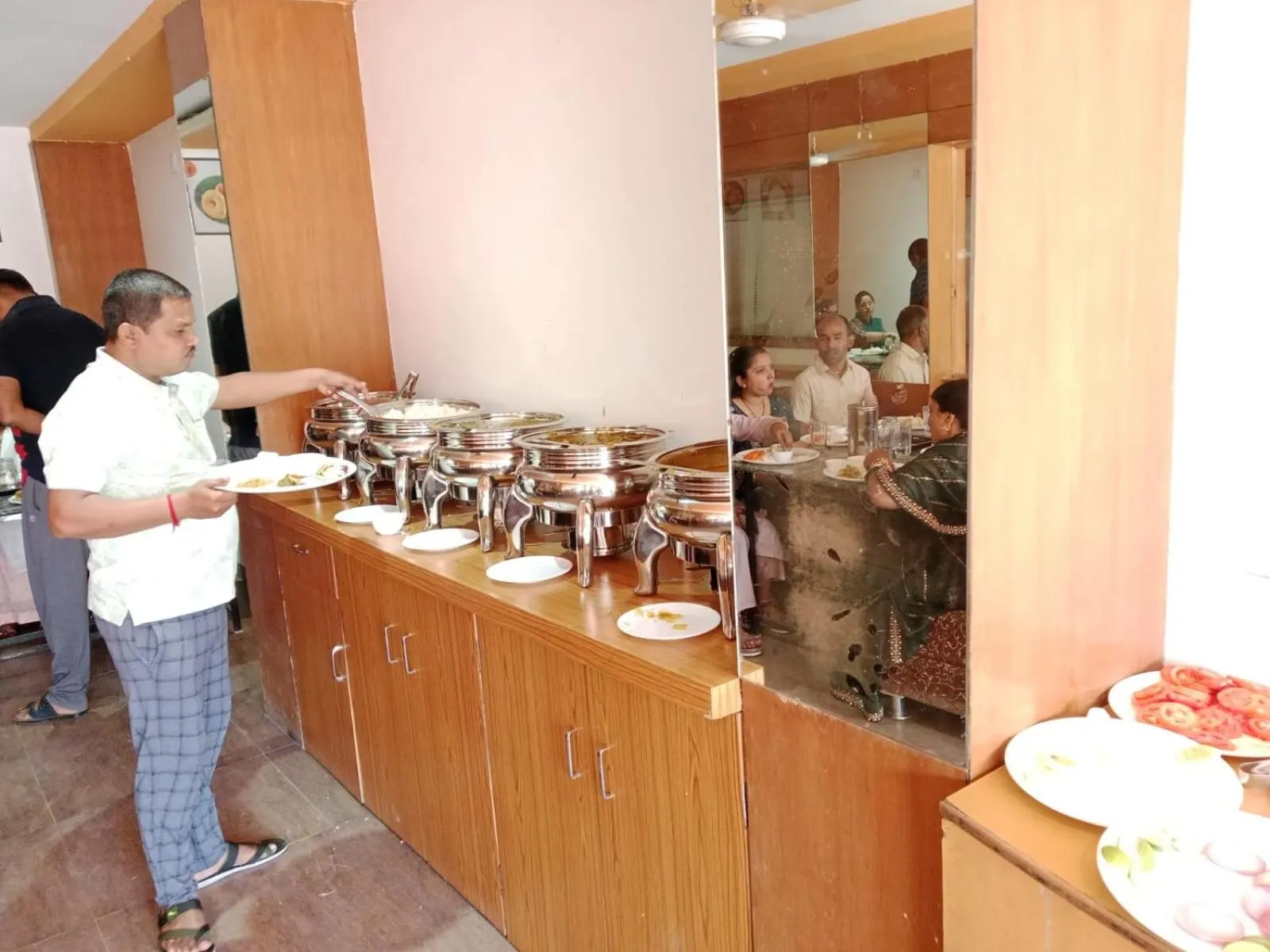 Restaurant/places to eat in Hotel Sai Kamal