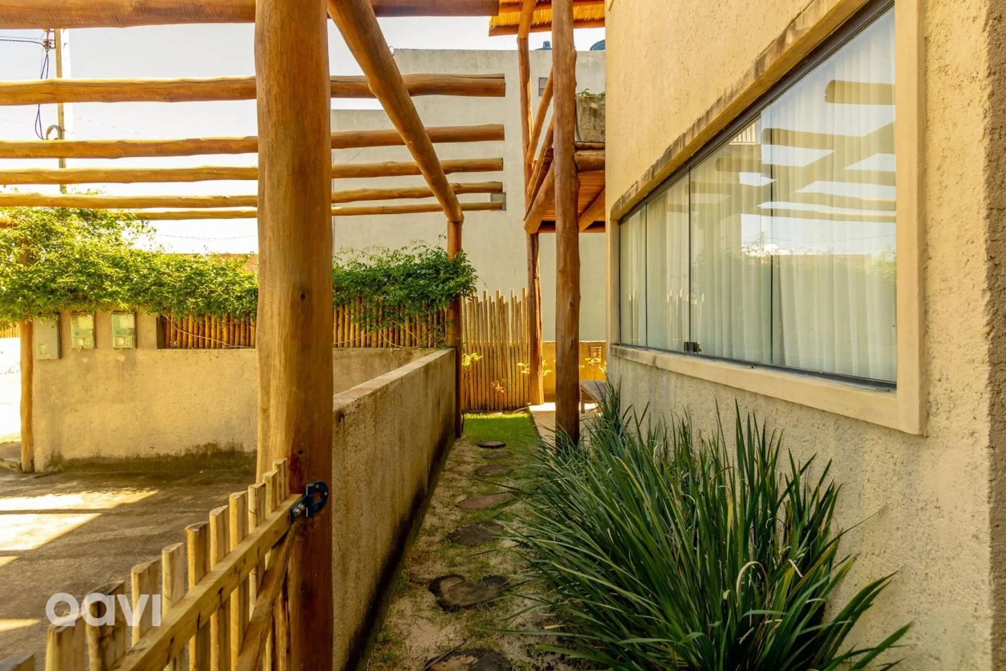 Casa com Piscina Privativa Lambari 06 by Qavi