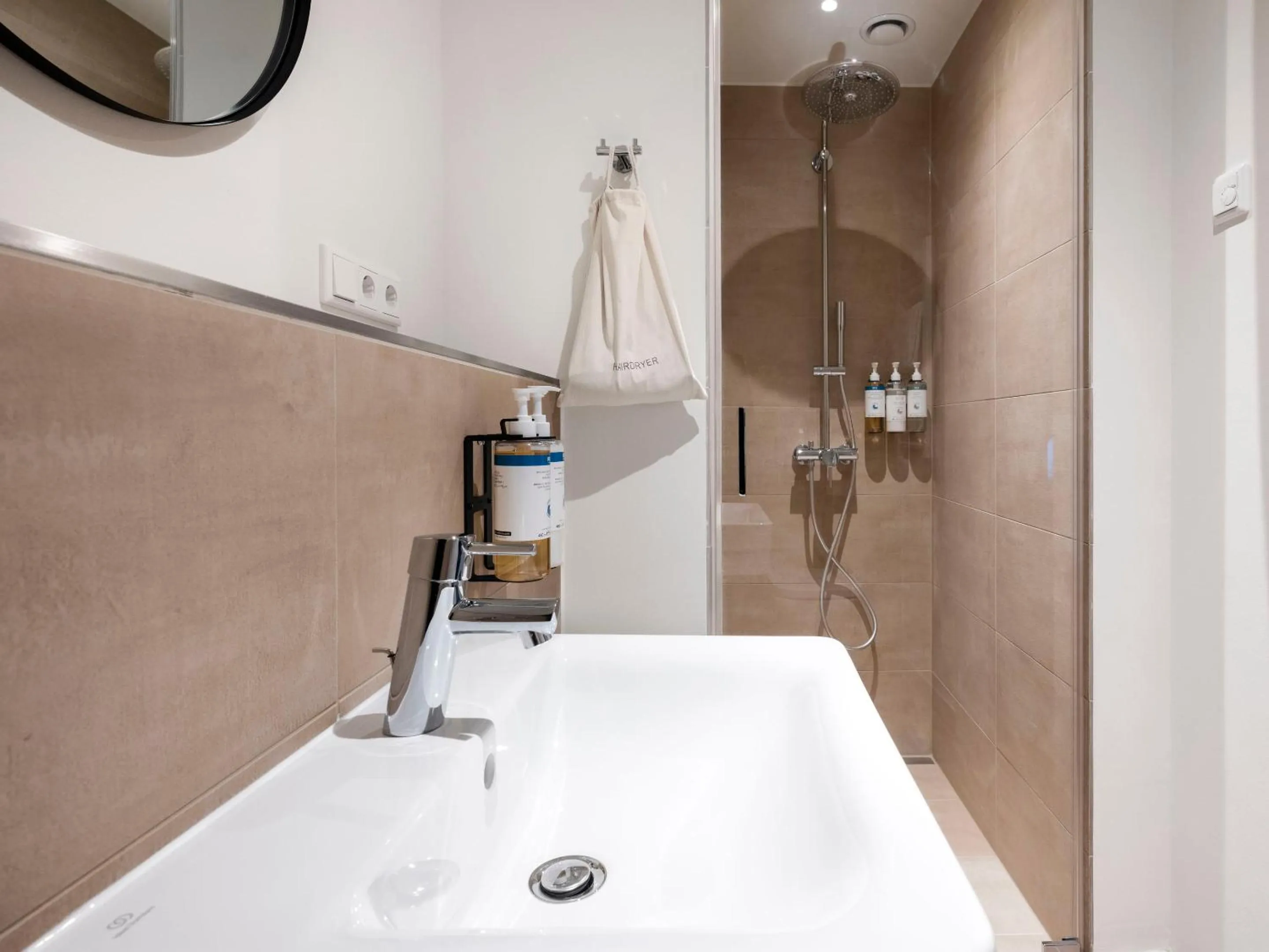 Shower in Numa Düsseldorf Leo