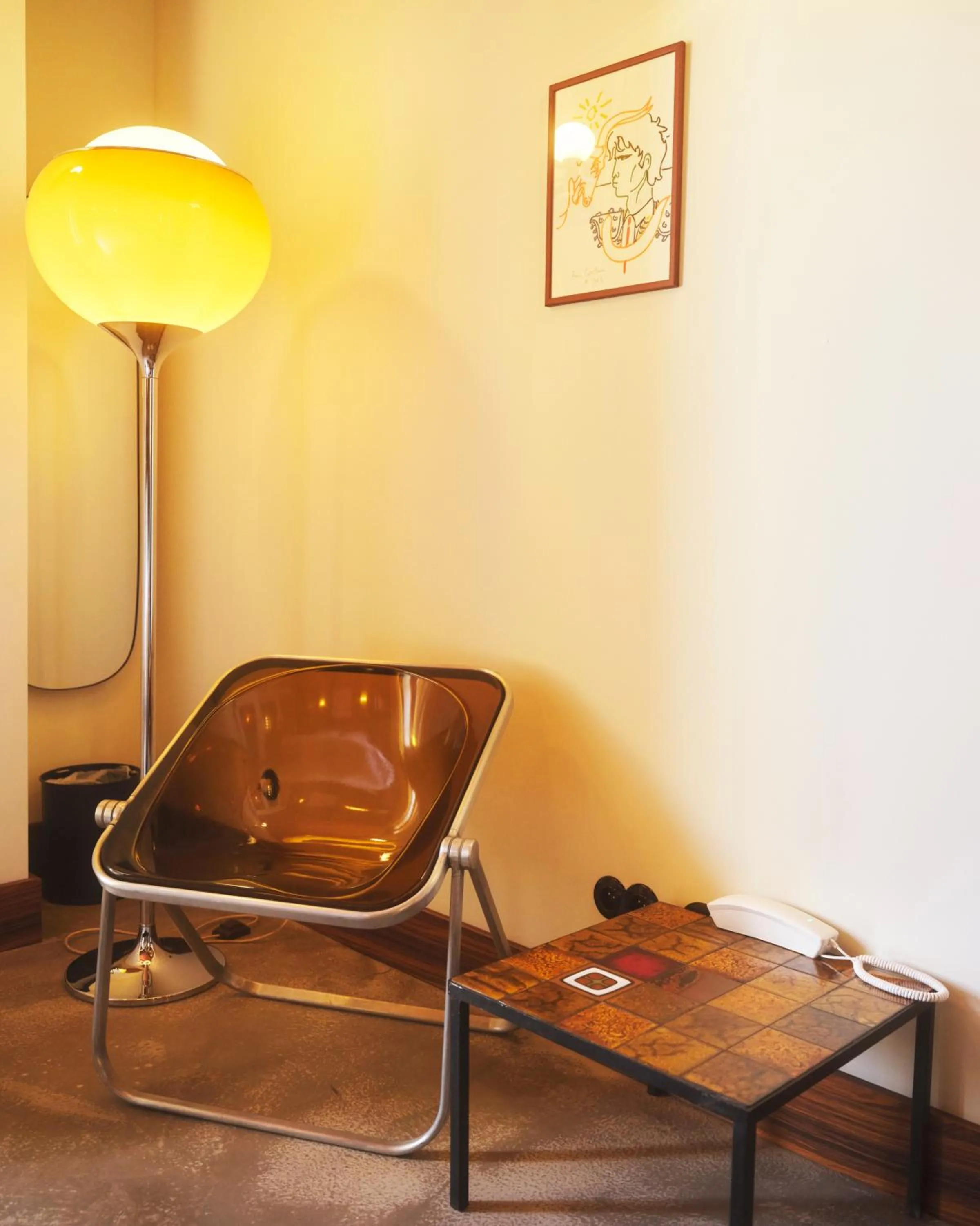 Living room in Hôtel Présent - Entrée autonome, réception en ligne - Encore Mieux