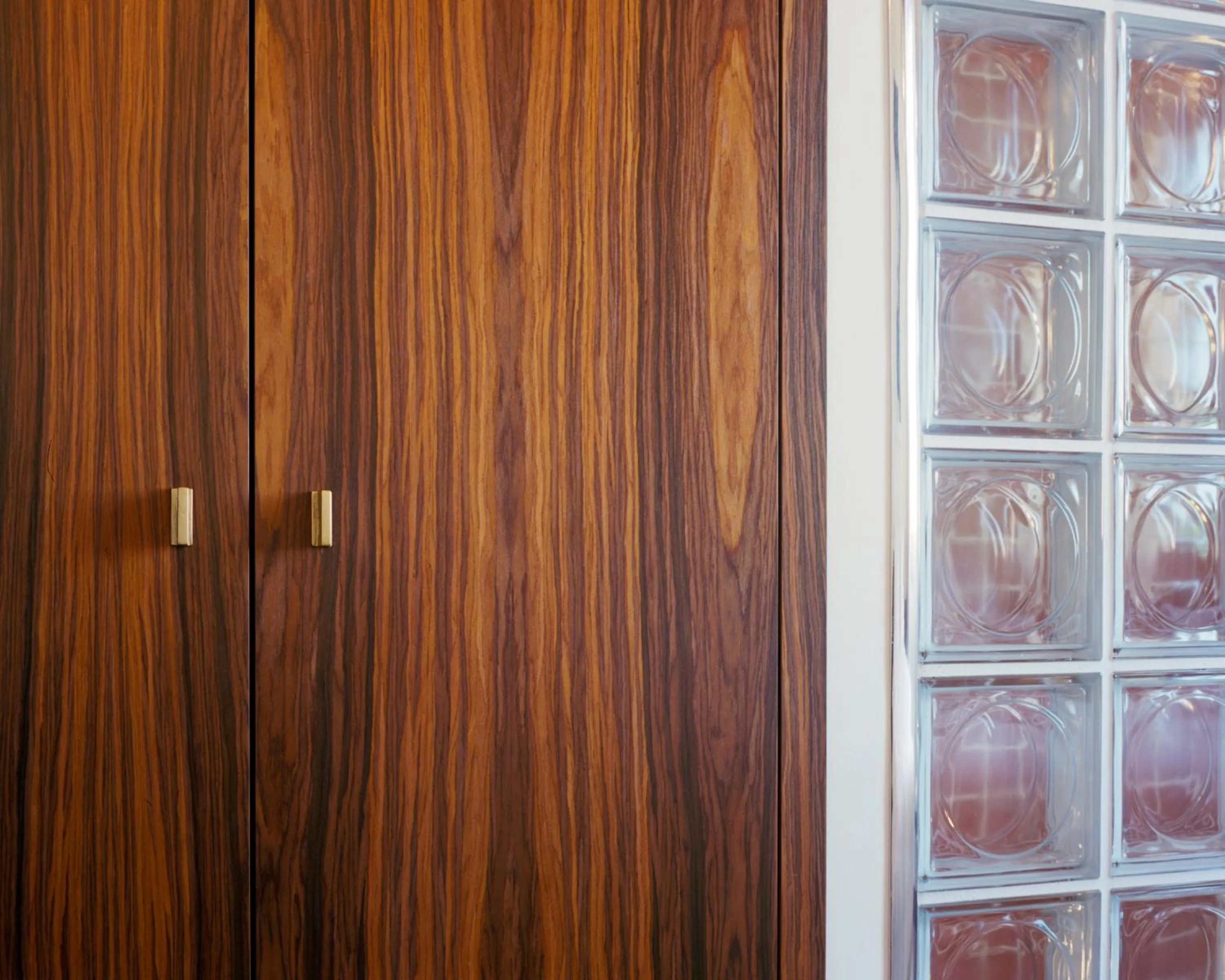 wardrobe in Hôtel Présent - Entrée autonome, réception en ligne - Encore Mieux