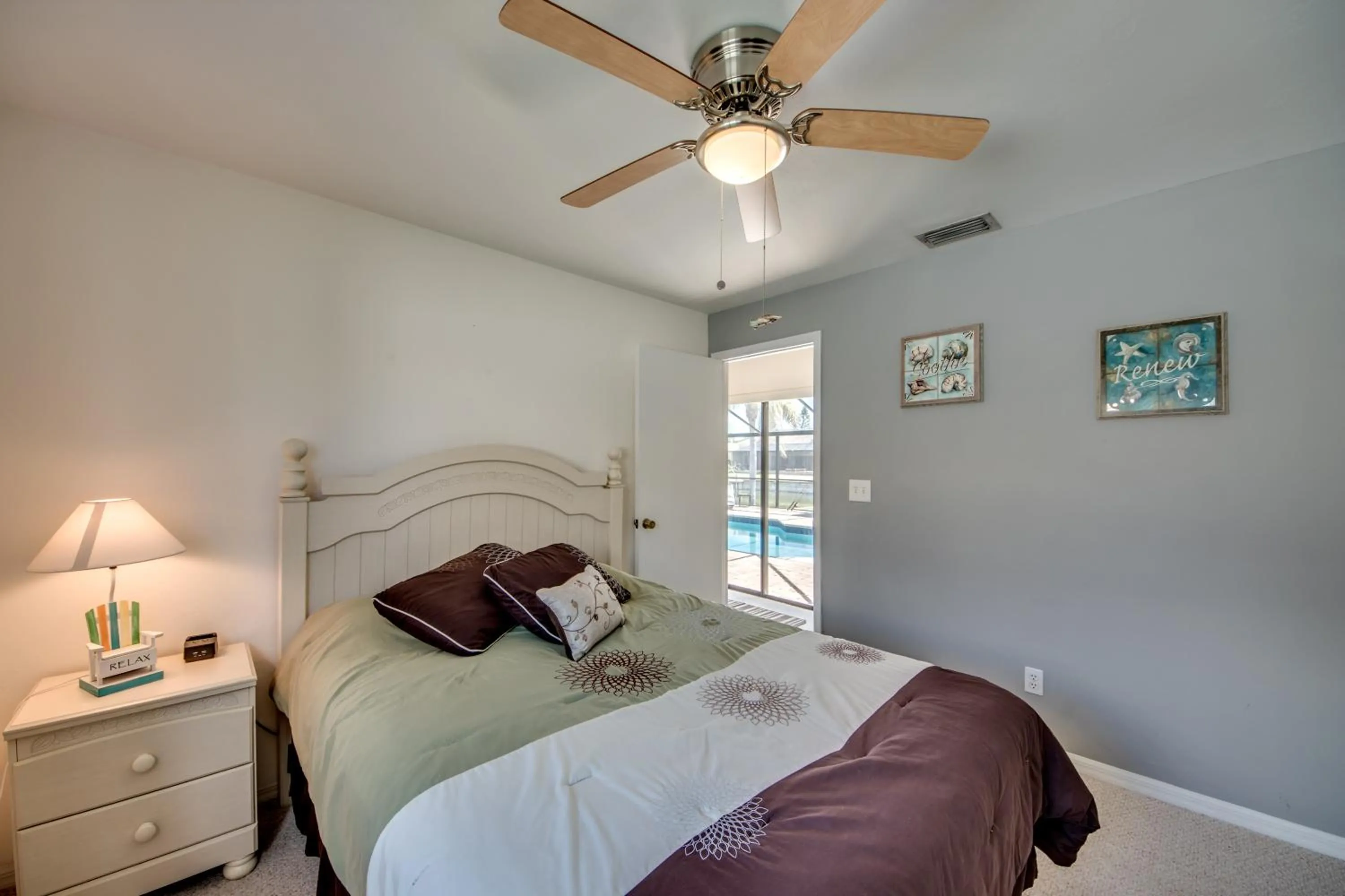 Bed in Villa McArita - 4 bedroom home w. heated pool on the water