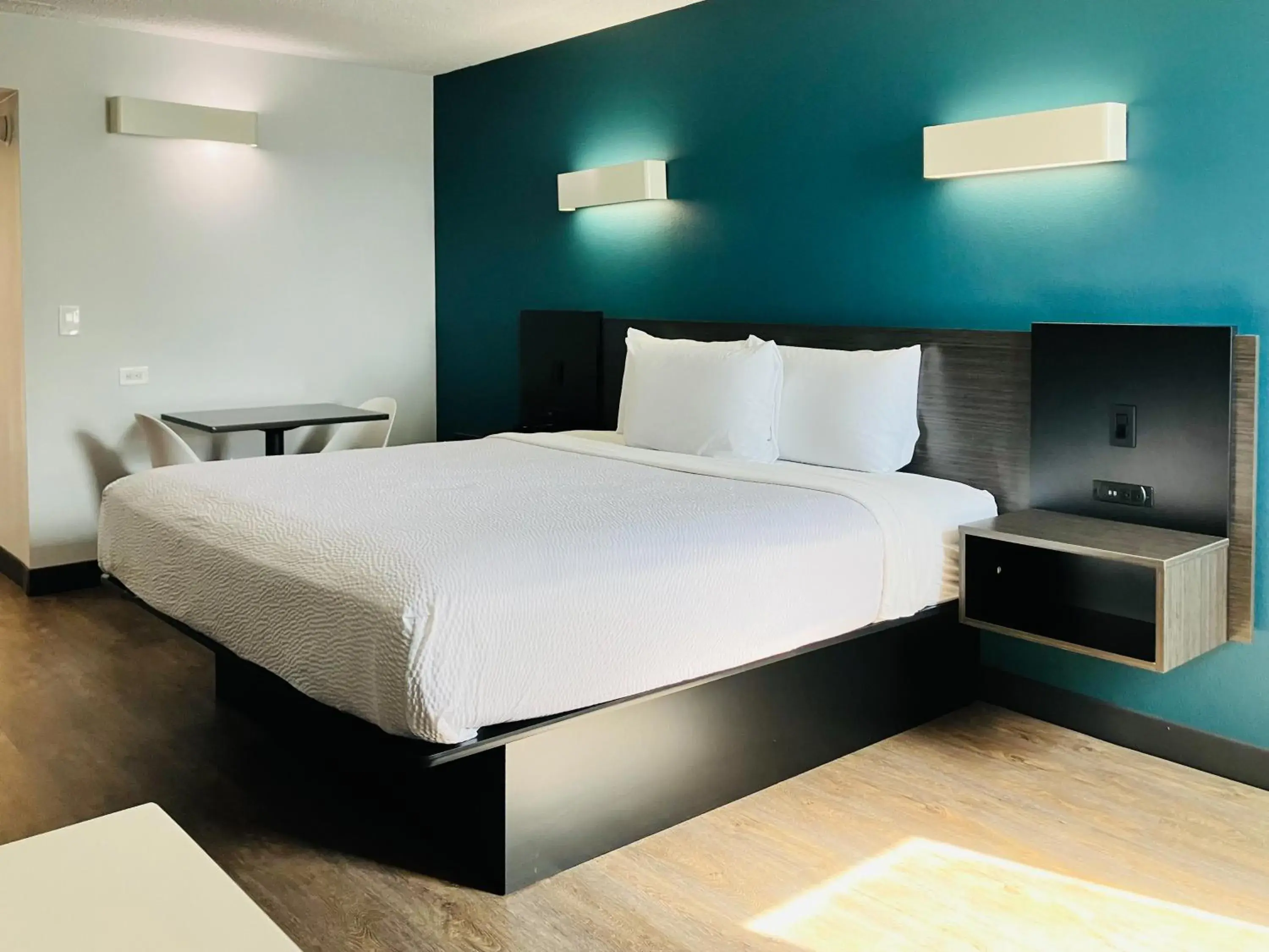 King Room with Roll-in Shower - Disability Access - Non-Smoking in Studio 6 Suites Carson, CA King Room with Roll-in Shower - Disability Access - Non-Smoking in Studio 6 Suites Carson, CA