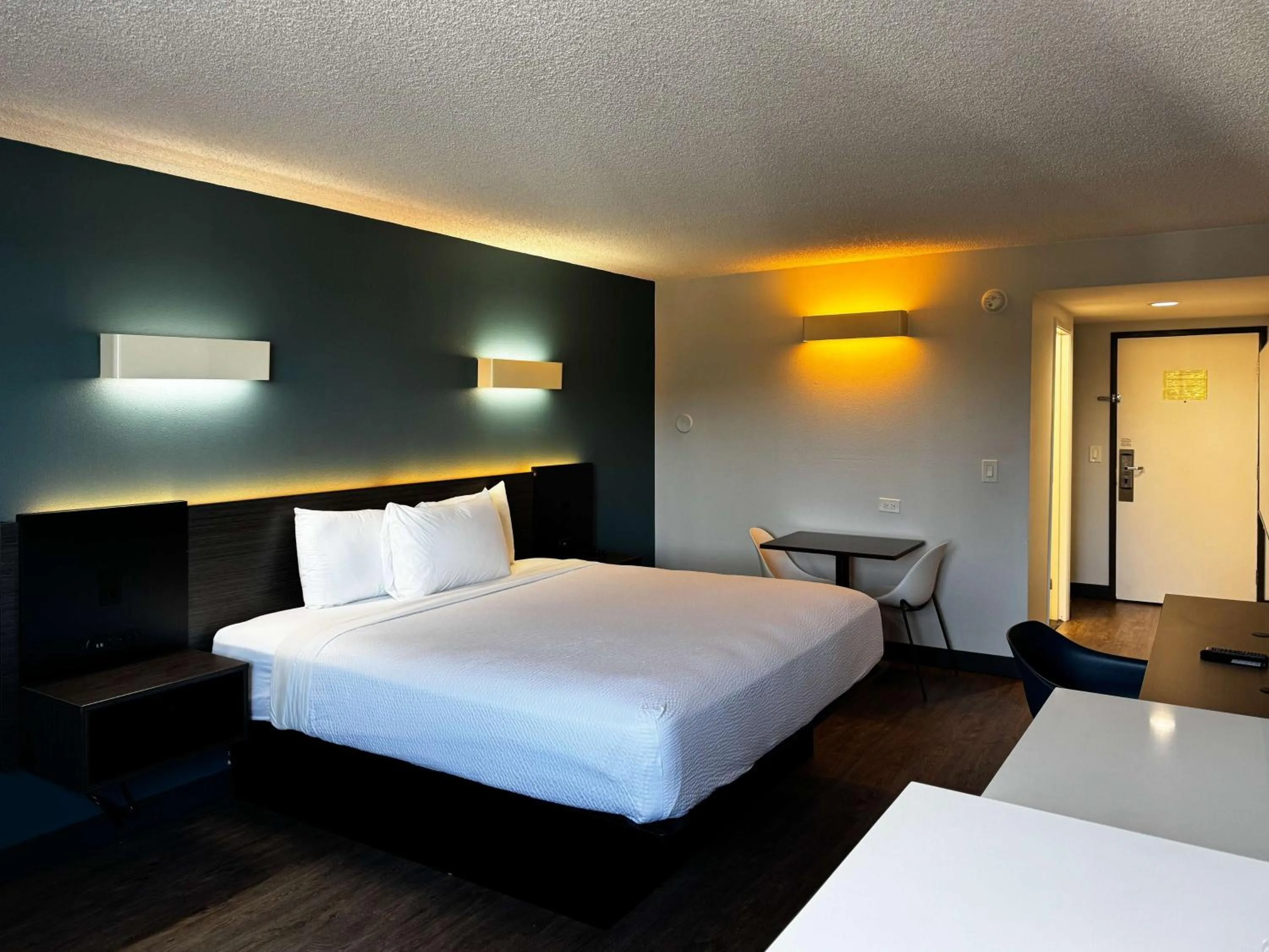 Photo of the whole room, Bed in Studio 6 Suites Carson, CA
