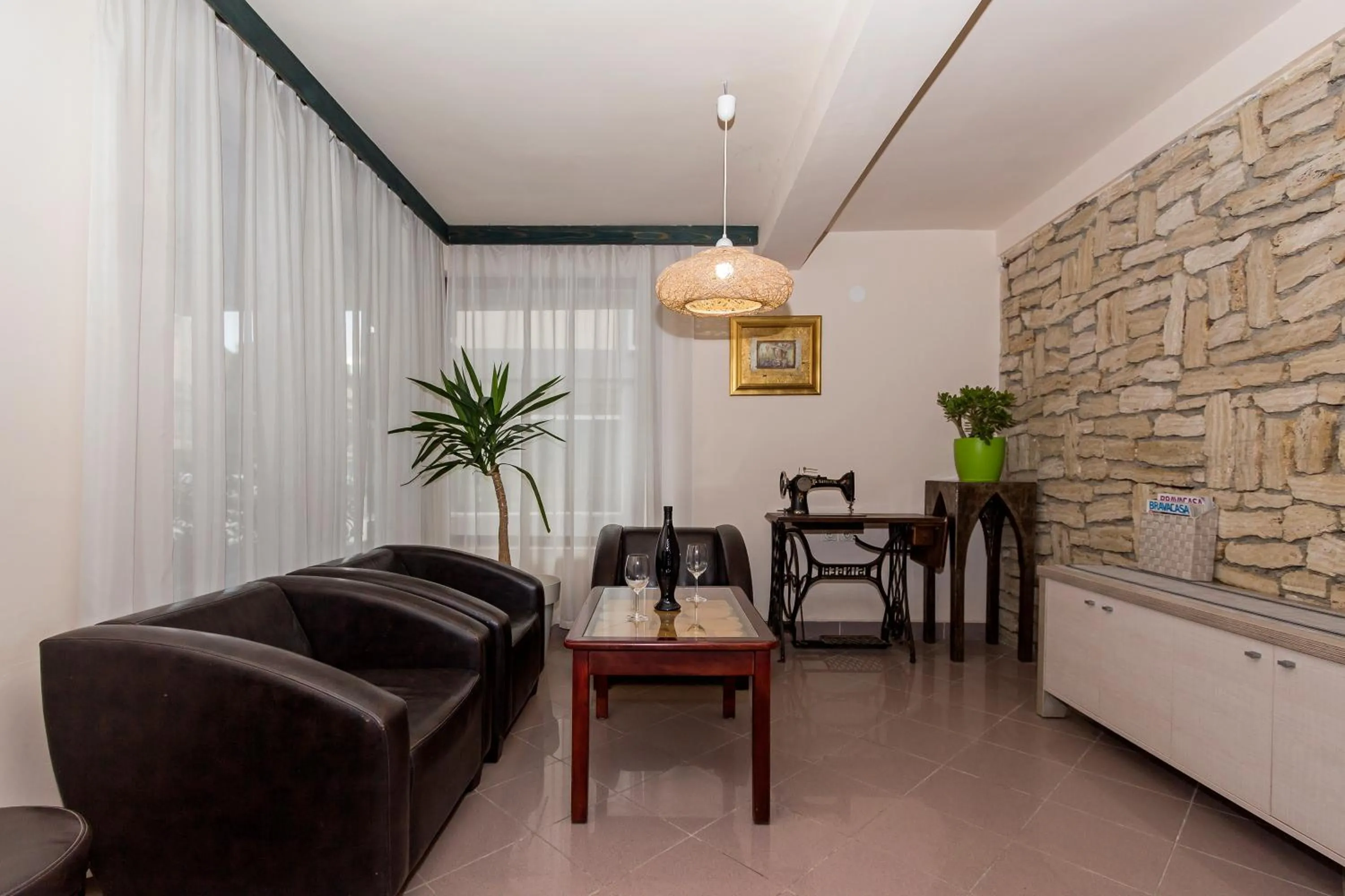 Communal lounge/ TV room in Bitrak Guest House