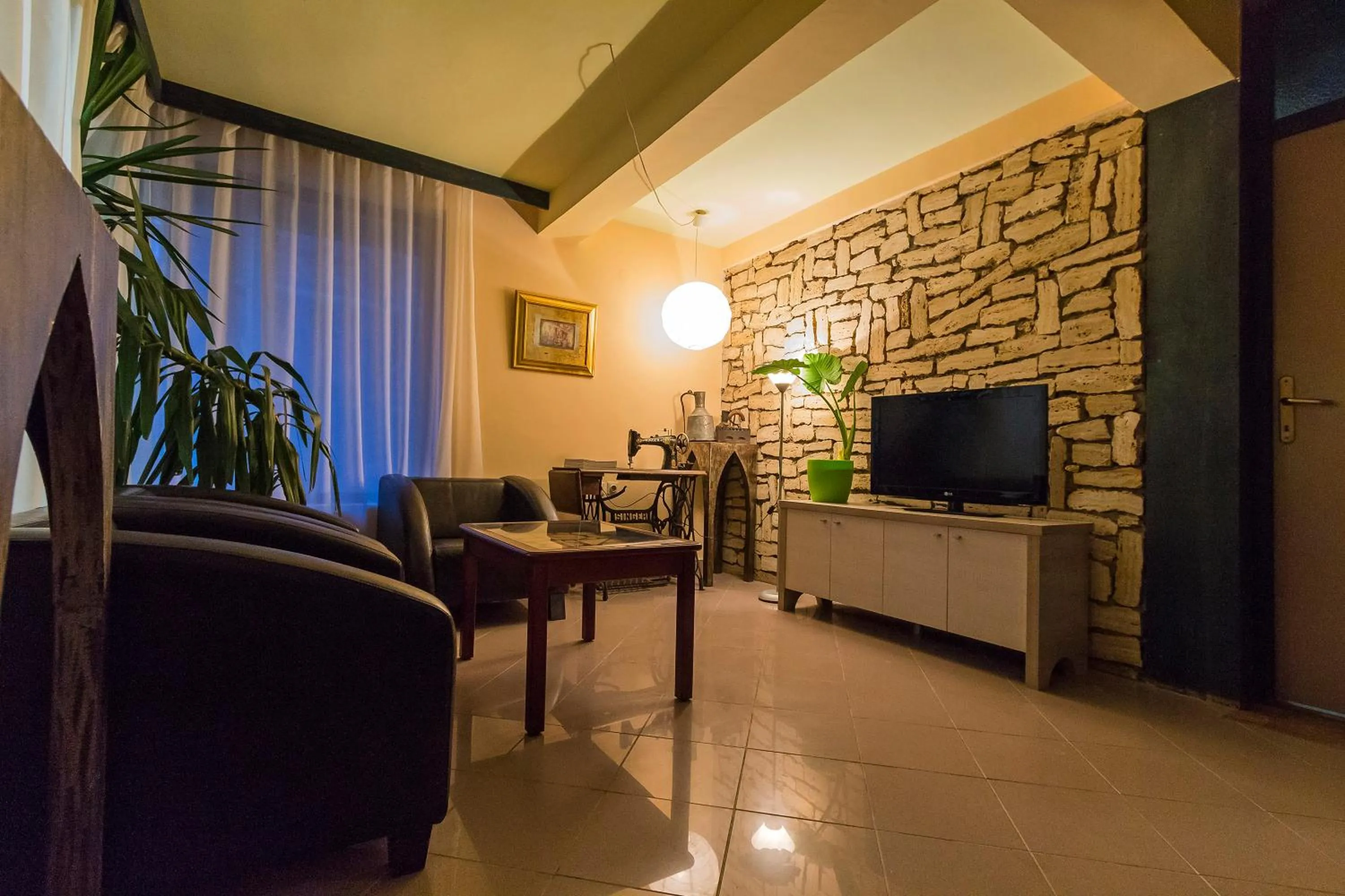 Communal lounge/ TV room in Bitrak Guest House